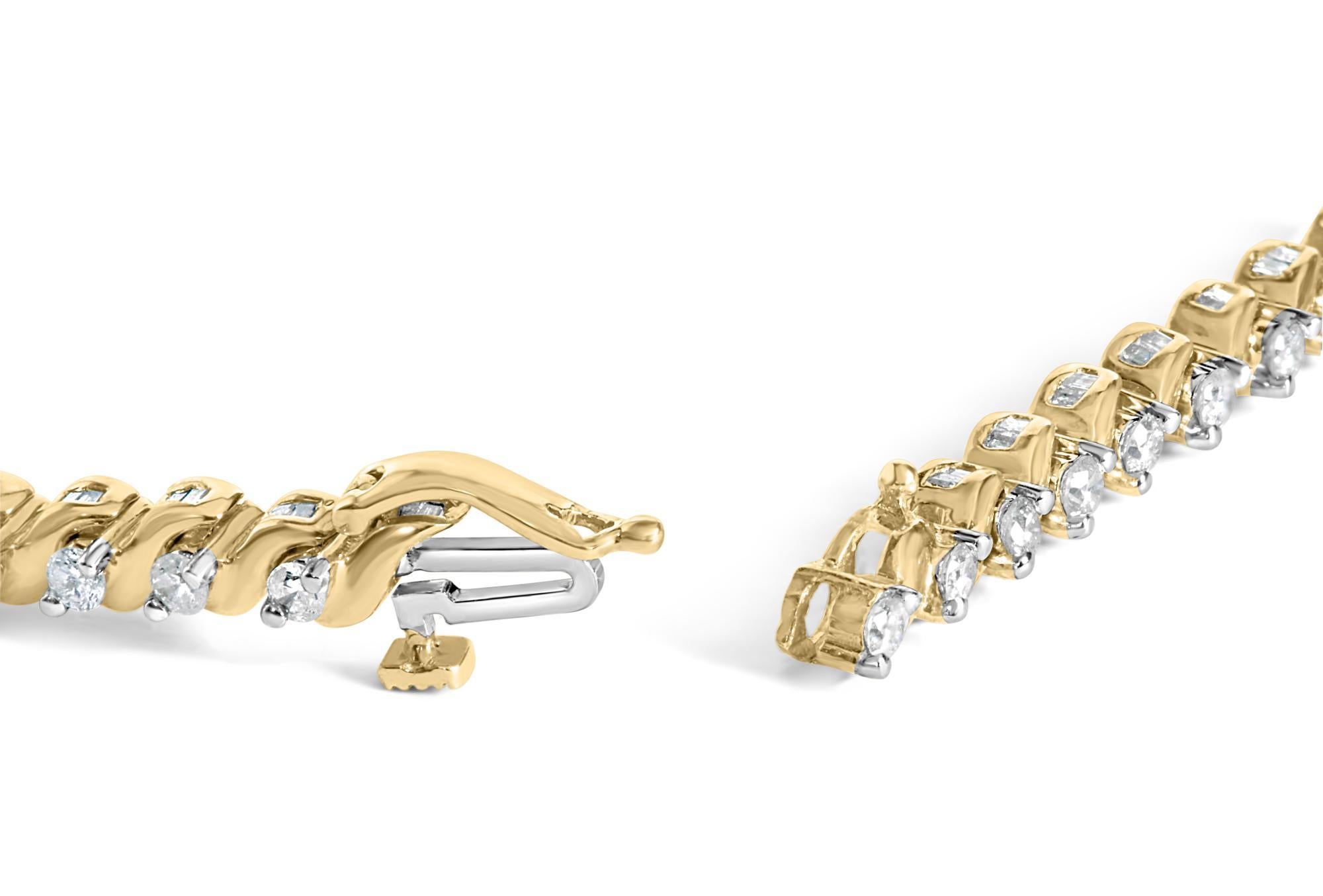 Exquisément conçu, ce bracelet en or jaune 14 carats �éblouit par une symphonie de diamants naturels, totalisant 3 1/8 carats, qui brillent dans des teintes de couleur H-I et de pureté I1-I2. Conçu avec un motif de lien tourbillonnant enchanteur,