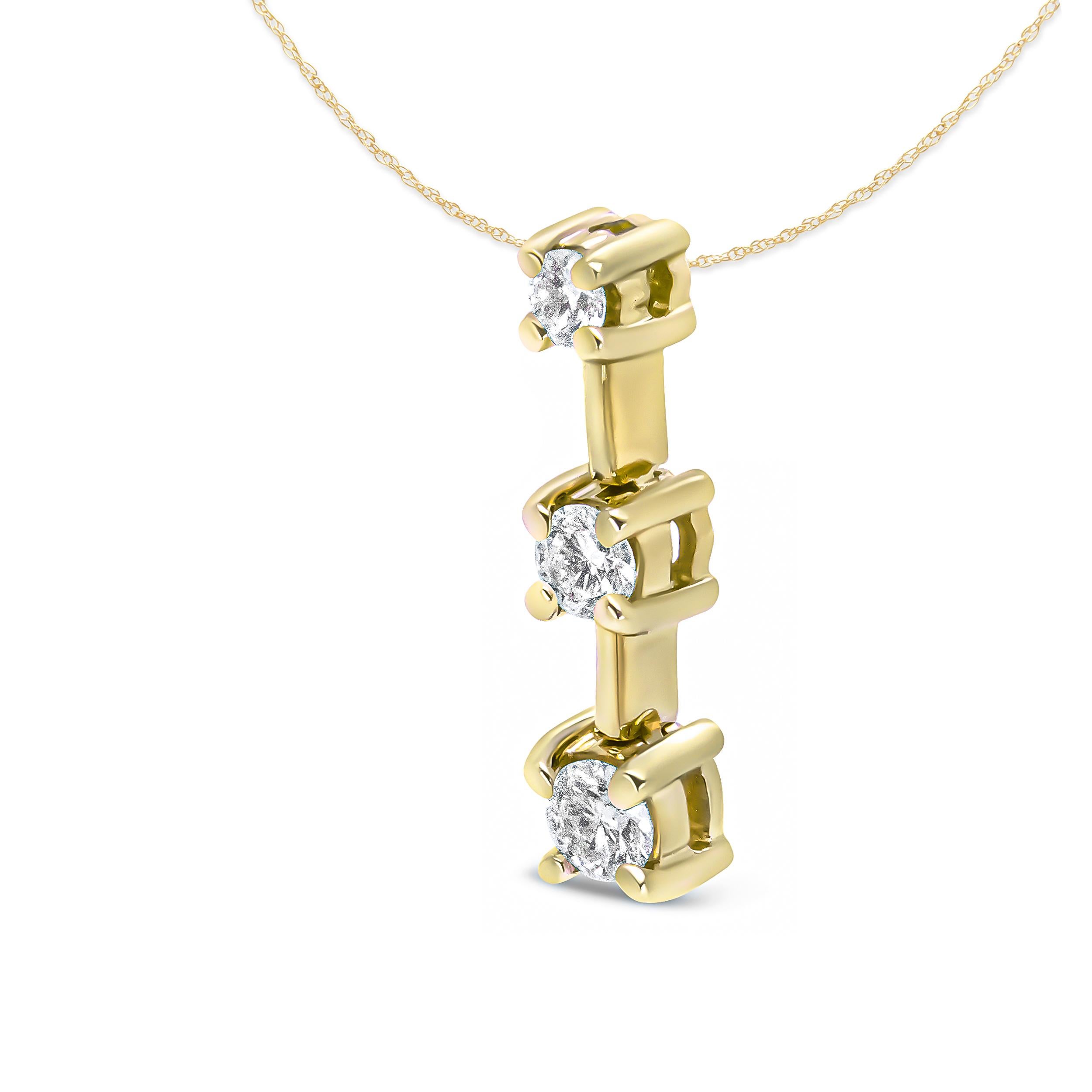 Diese Halskette mit drei Steintropfen ist ein symbolisches Stück, das Ihre Vergangenheit, Gegenwart und Zukunft repräsentiert. Drei runde Diamanten in Zackenfassungen fallen kaskadenförmig nach unten ab. Die Diamanten haben insgesamt 3/4 cttw und