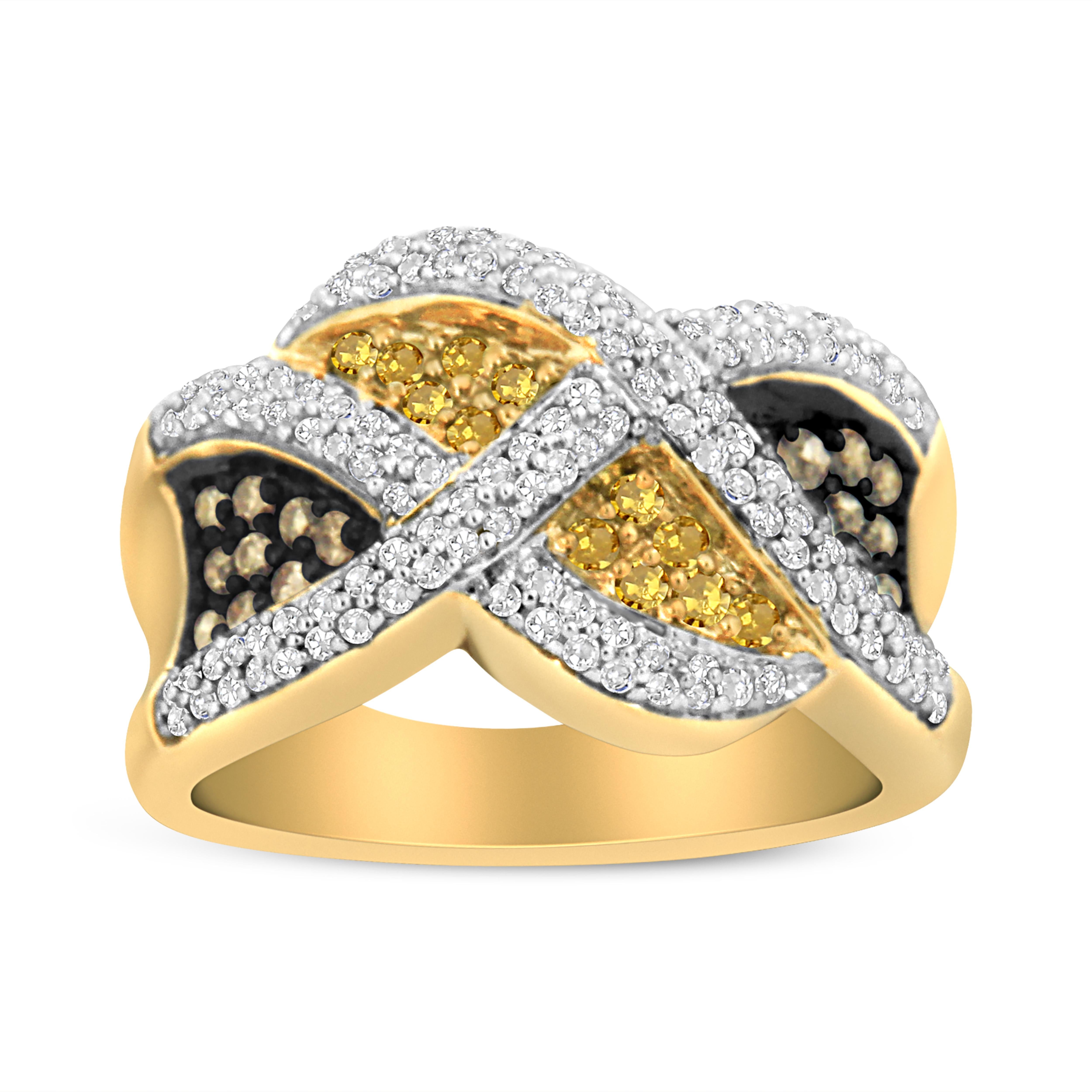 Contemporaneo Anello a fascia in oro giallo 14K con diamanti bianchi, gialli e champagne da 3/4 carati in vendita