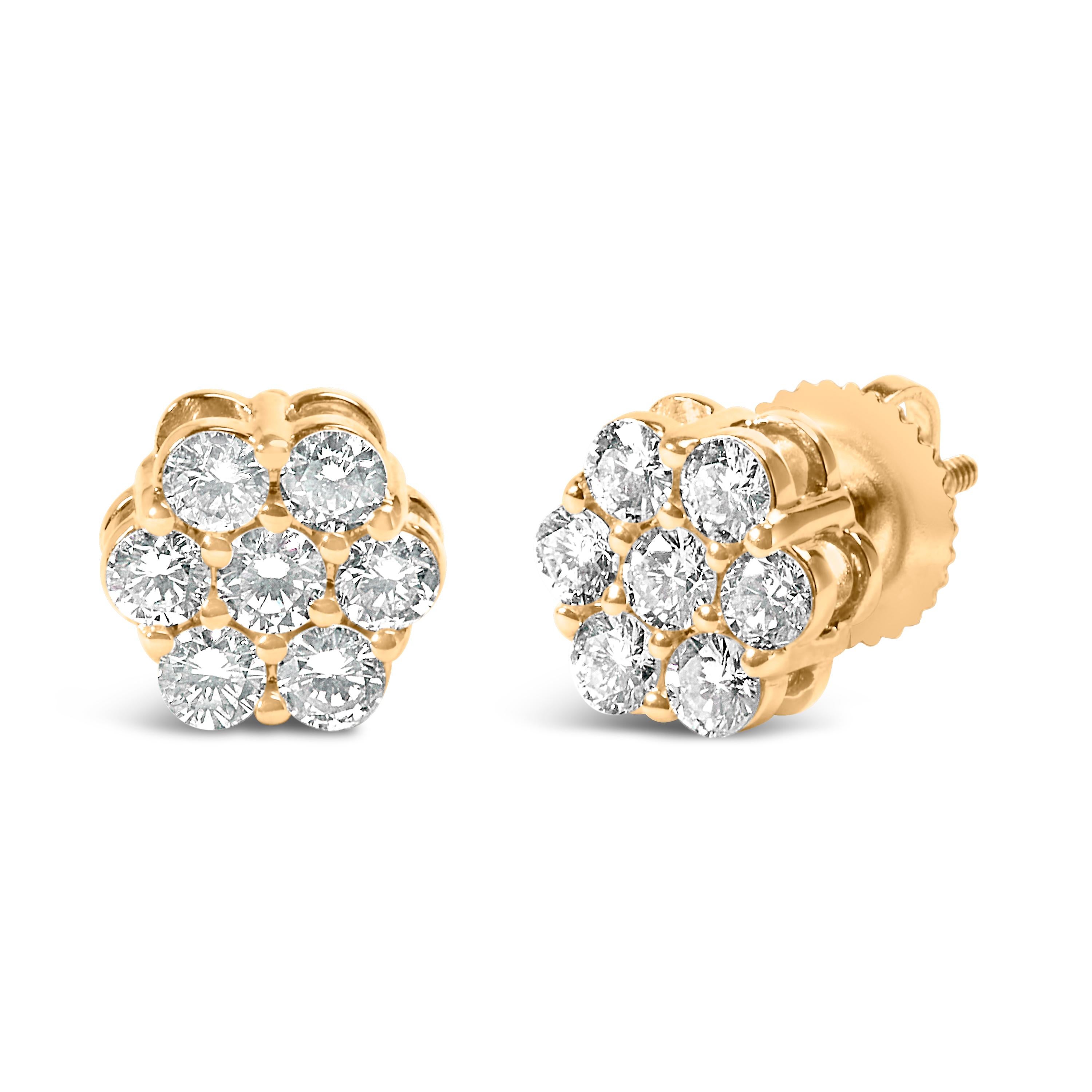 Découvrez l'élégance des boucles d'oreilles en or jaune 14 carats serties de quatorze diamants ronds naturels de taille brillant, chacun s'épanouissant en une grappe florale captivante qui imite la grandeur d'un solitaire plus imposant. Fabriquées