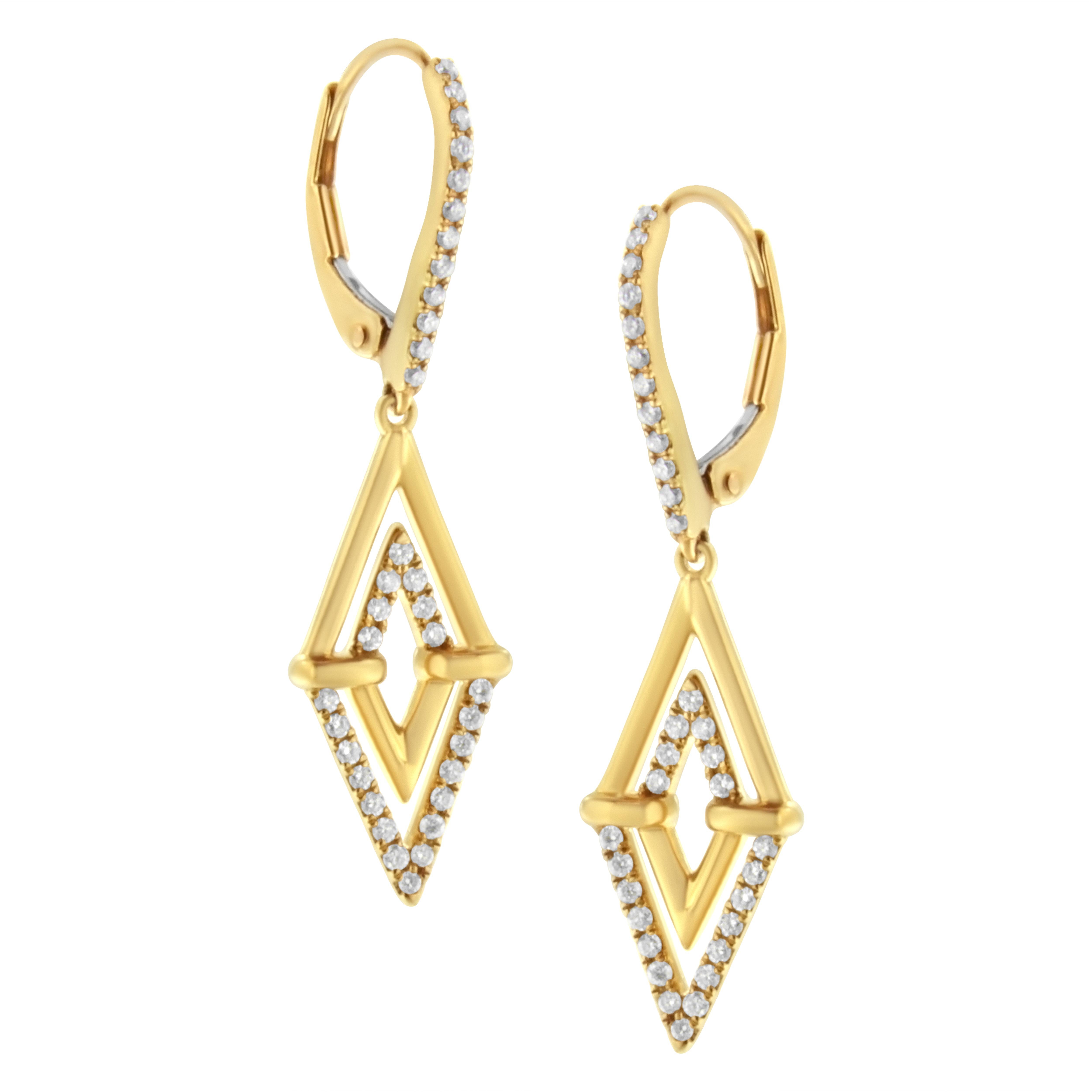 Plongez dans un monde d'élégance somptueuse avec ces boucles d'oreilles en or jaune 14 carats, délicatement façonnées dans un double triangle sophistiqué en forme de goutte et de pendentif. Chaque boucle d'oreille présente une étonnante cascade de