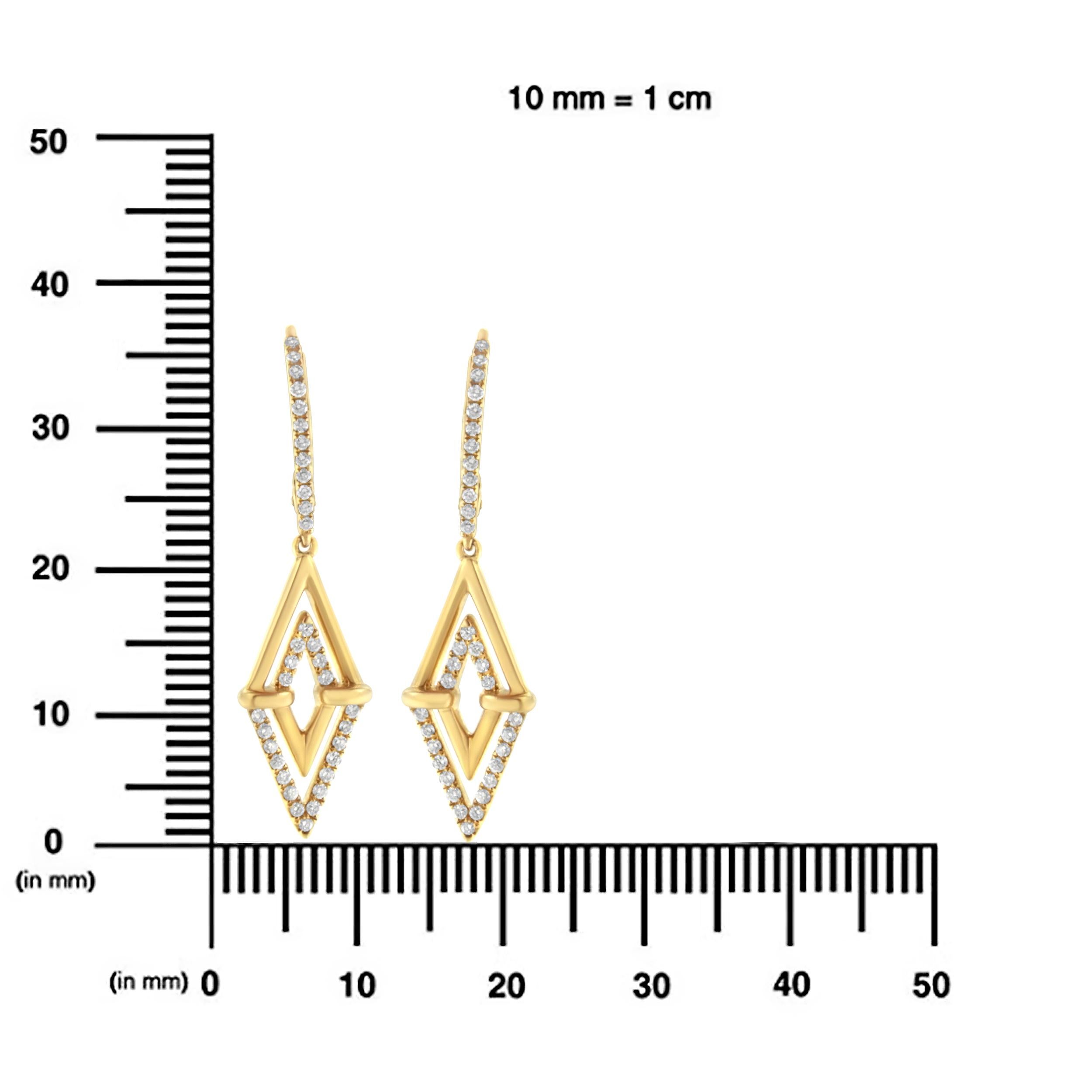 Taille ronde Boucles d'oreilles pendantes et pendantes en or jaune 14 carats avec double triangle de 3/8 carats en vente