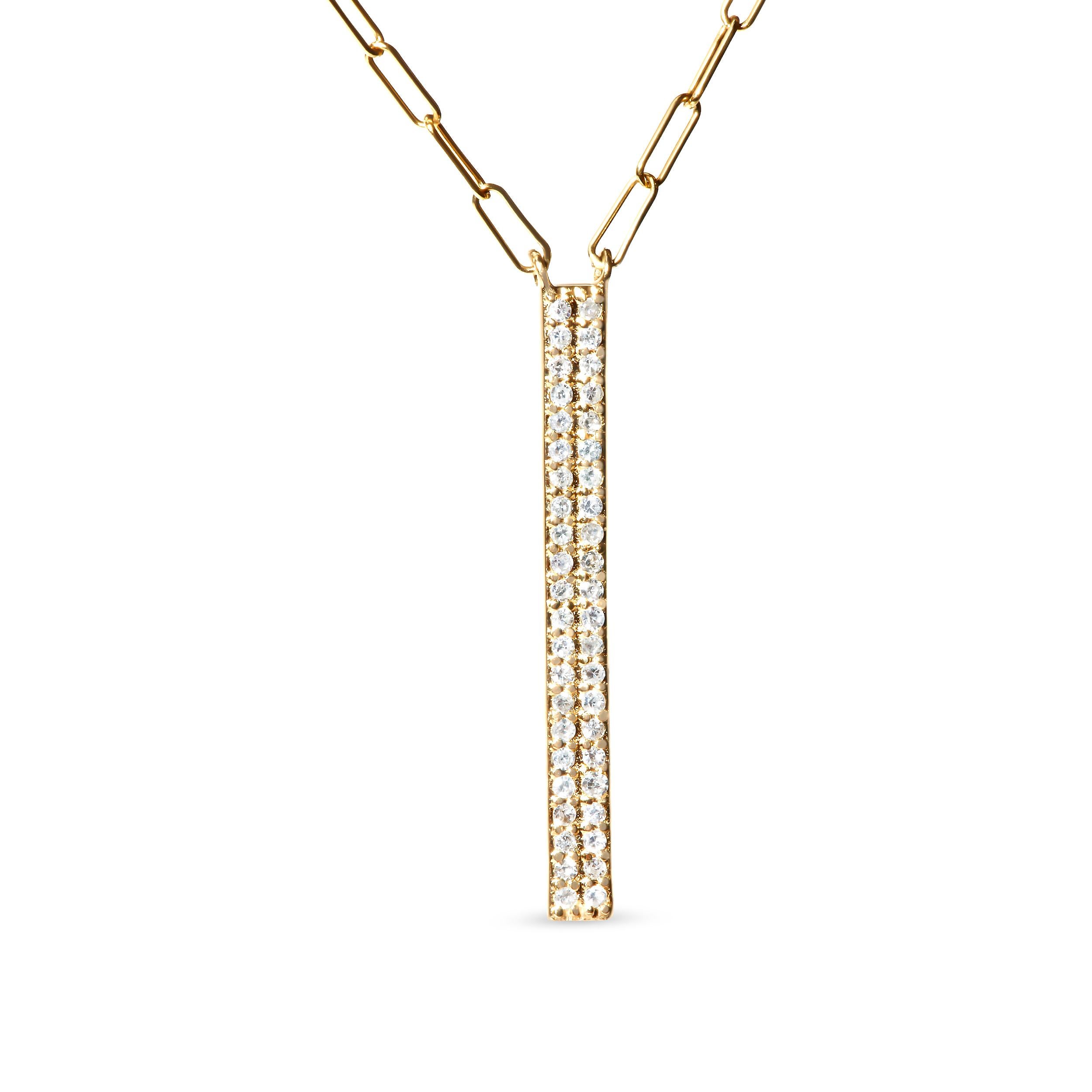 Drapé dans l'opulence de l'or jaune 14 carats, ce collier exquis entrelace deux brins distincts, chacun scintillant de l'éclat de la nature, pour enchanter l'œil avisé. La première chaîne porte gracieusement un pendentif rectangulaire en forme de