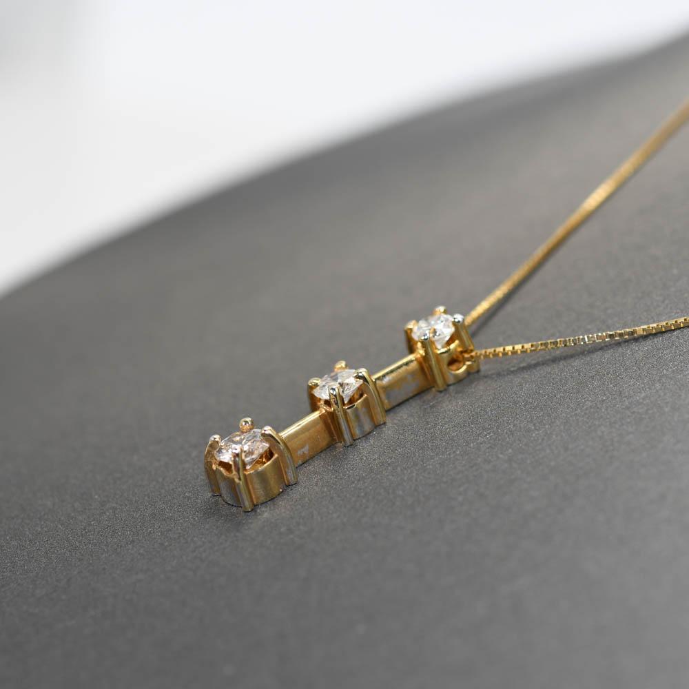 Halskette mit drei Diamanten in 14-karätiger Gelbgoldfassung.
Gestempelt 14k und wiegt 3 Gramm Bruttogewicht.
Die runden Diamanten im Brillantschliff haben 0,30, 0,25 und 0,15 Karat, insgesamt 0,70 Karat.
Die Länge des Anhängers beträgt 7/8