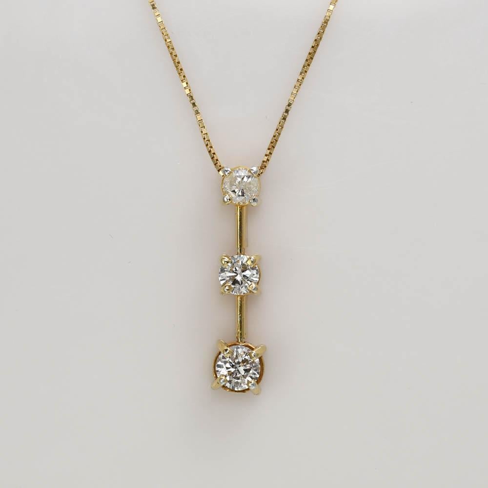 14-Karat-Gelbgold 3-Diamant-Anhänger-Halskette .75TDW, 3g im Zustand „Hervorragend“ in Laguna Beach, CA