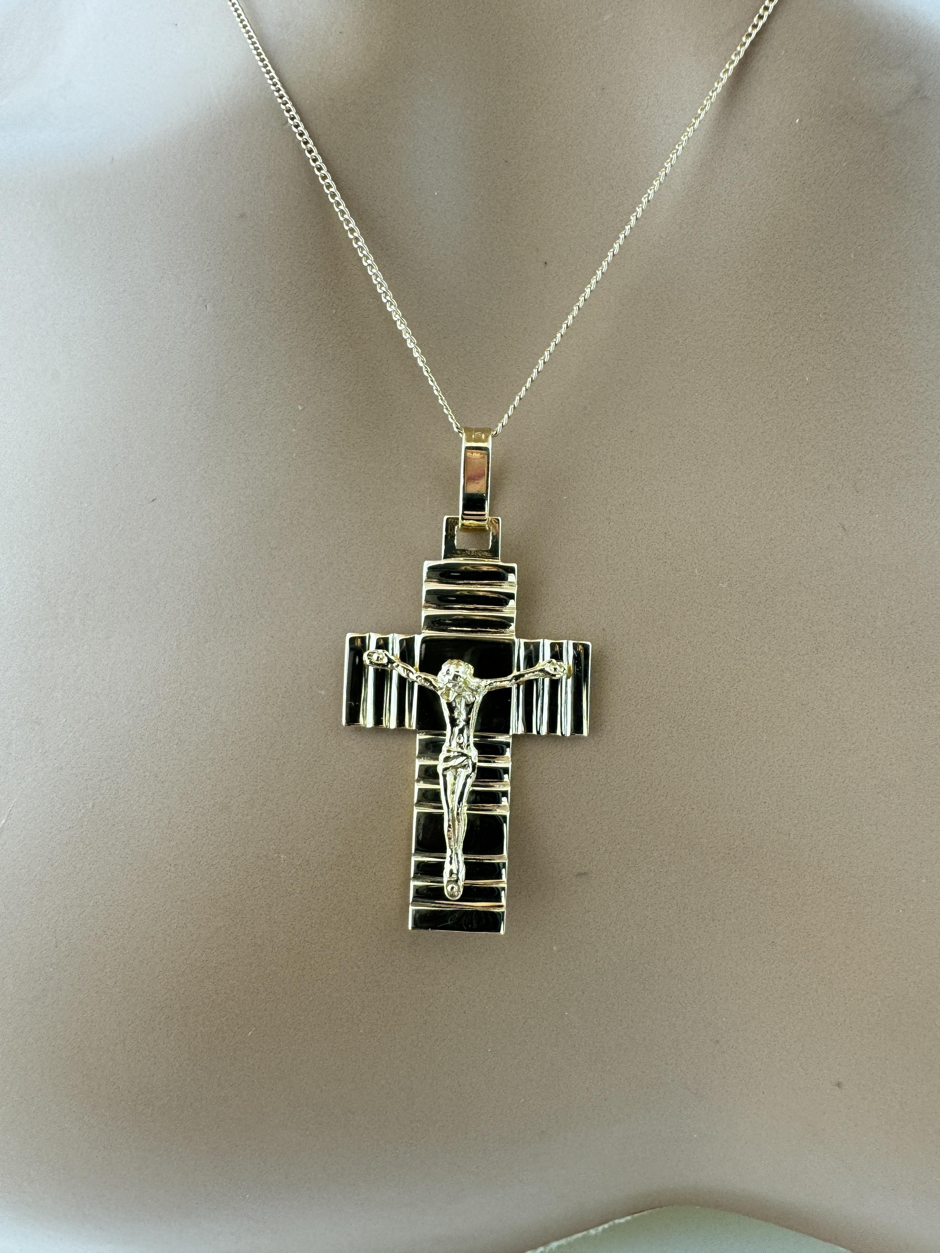 Pendentif crucifix tridimensionnel en or jaune 14K #19602 en vente 6