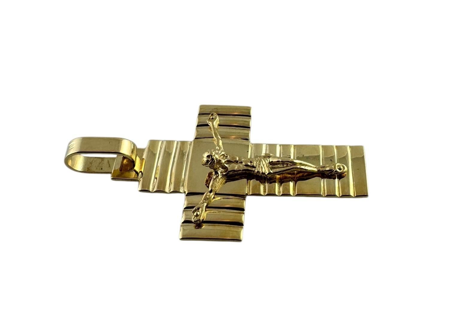 Pendentif Crucifix en or jaune 14k

Ce pendentif crucifix exquis est réalisé en or jaune 14 carats et présente une représentation détaillée du Christ sur une croix texturée.

Taille : 31,3 mm de longueur, 21,2 mm de largeur, 5,3 mm de