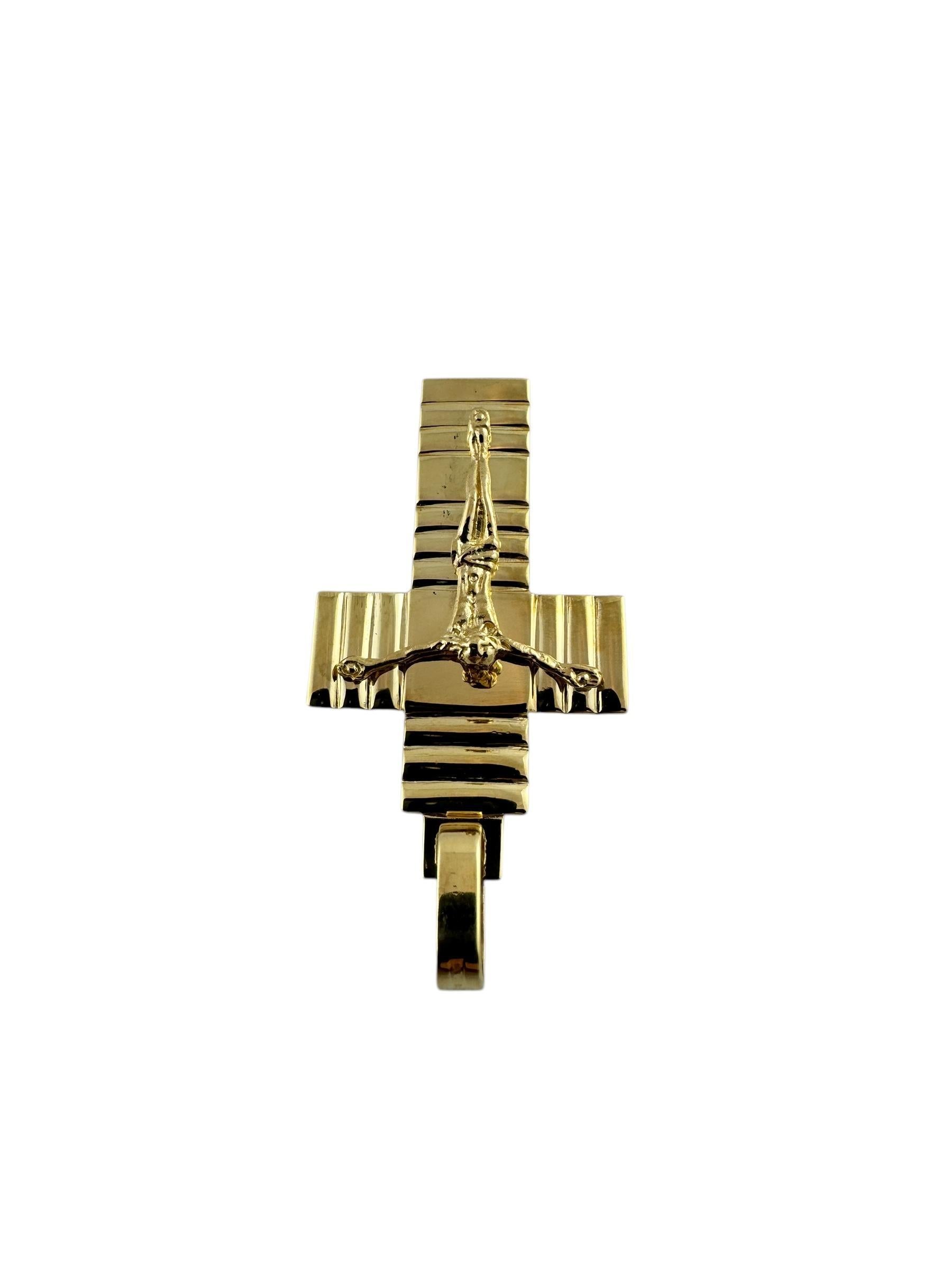 Pendentif crucifix tridimensionnel en or jaune 14K #19602 Bon état - En vente à Washington Depot, CT