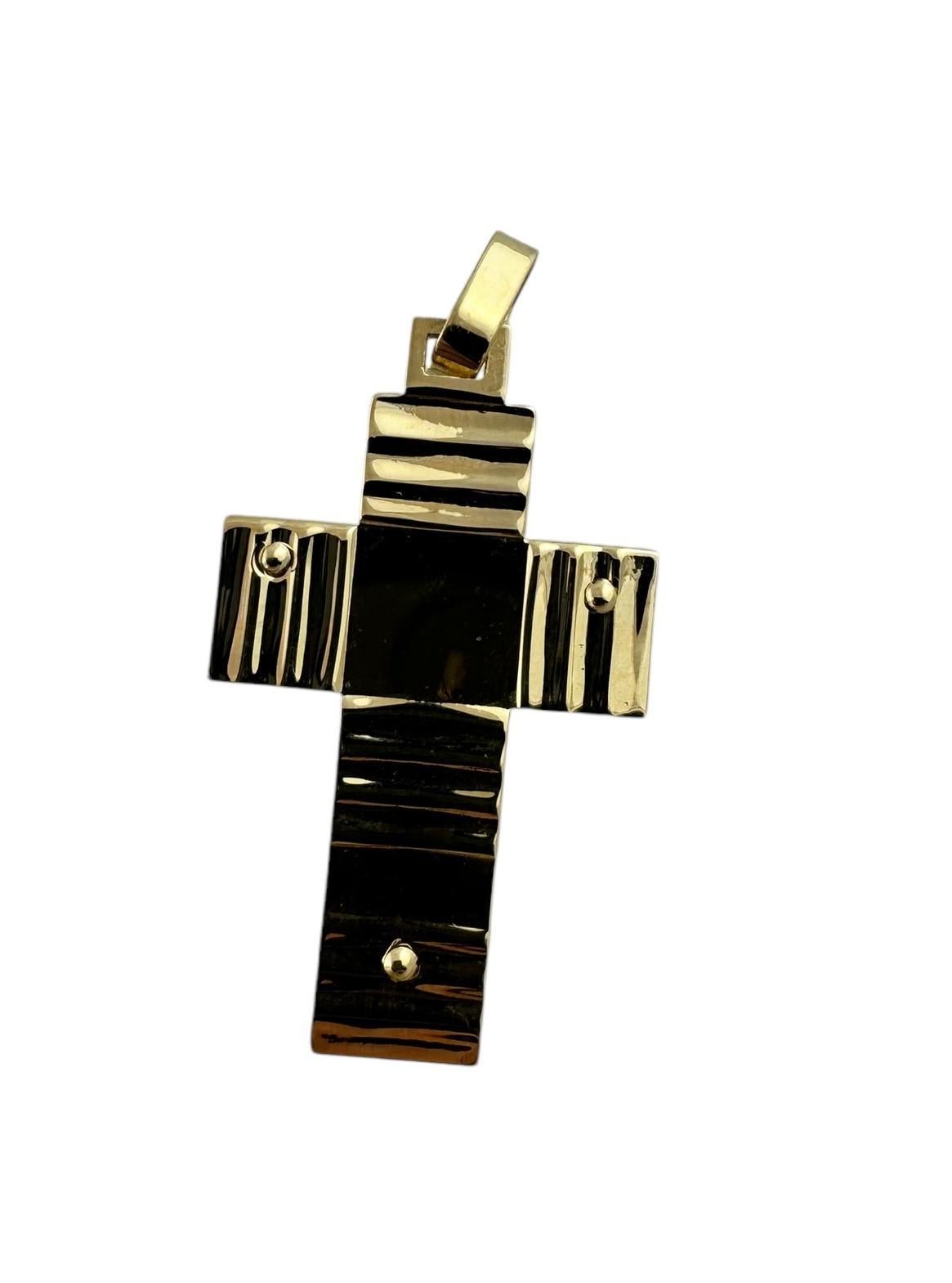 Pendentif crucifix tridimensionnel en or jaune 14K #19602 Pour femmes en vente