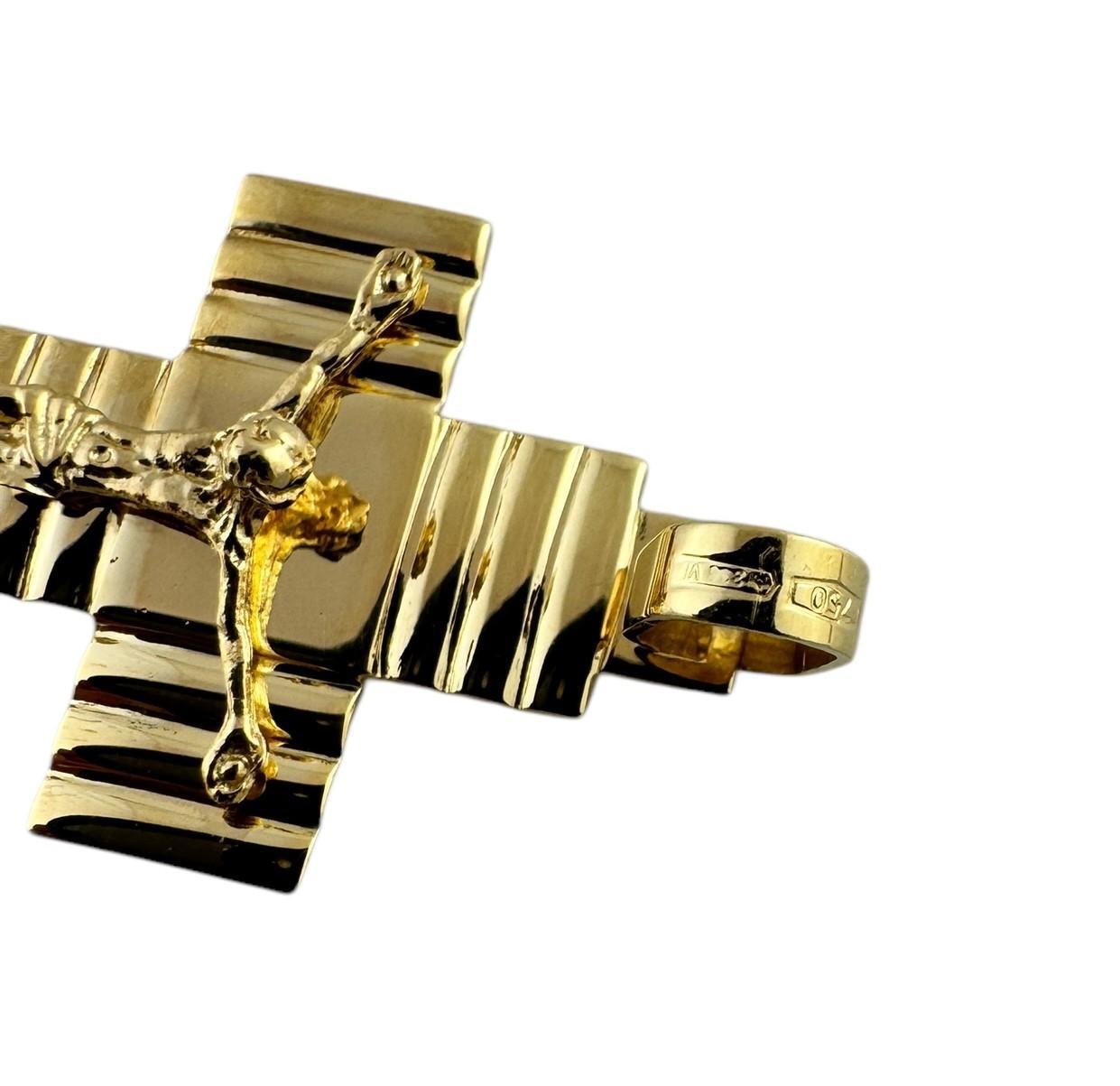 Pendentif crucifix tridimensionnel en or jaune 14K #19602 en vente 2