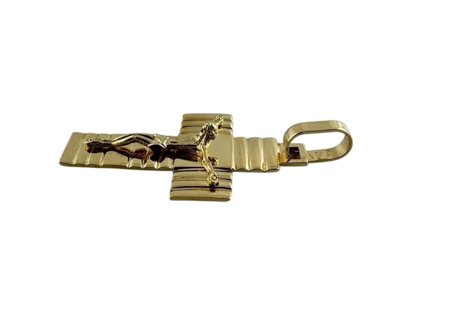 Pendentif crucifix tridimensionnel en or jaune 14K #19602 en vente 3