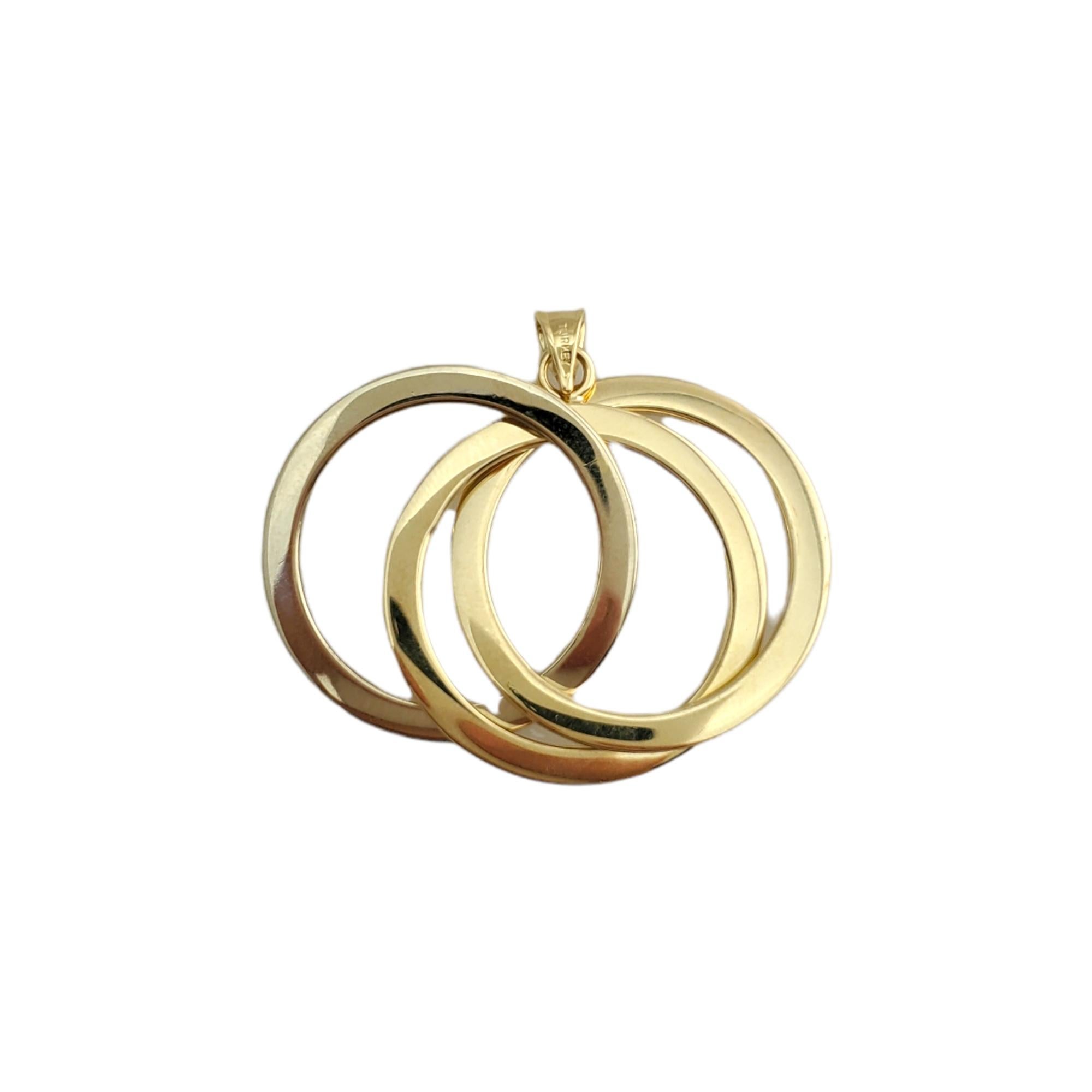 14K Yellow Gold 3 Circle Pendant 

You'll love this yellow gold 3 circle pendant! 

Size: 23.95mm X 41.16mm

Weight:  3.6gr /  2.3dwt

Hallmark: AU 14K 

Very good condition, professionally polished.

Will come packaged in a gift box and will be