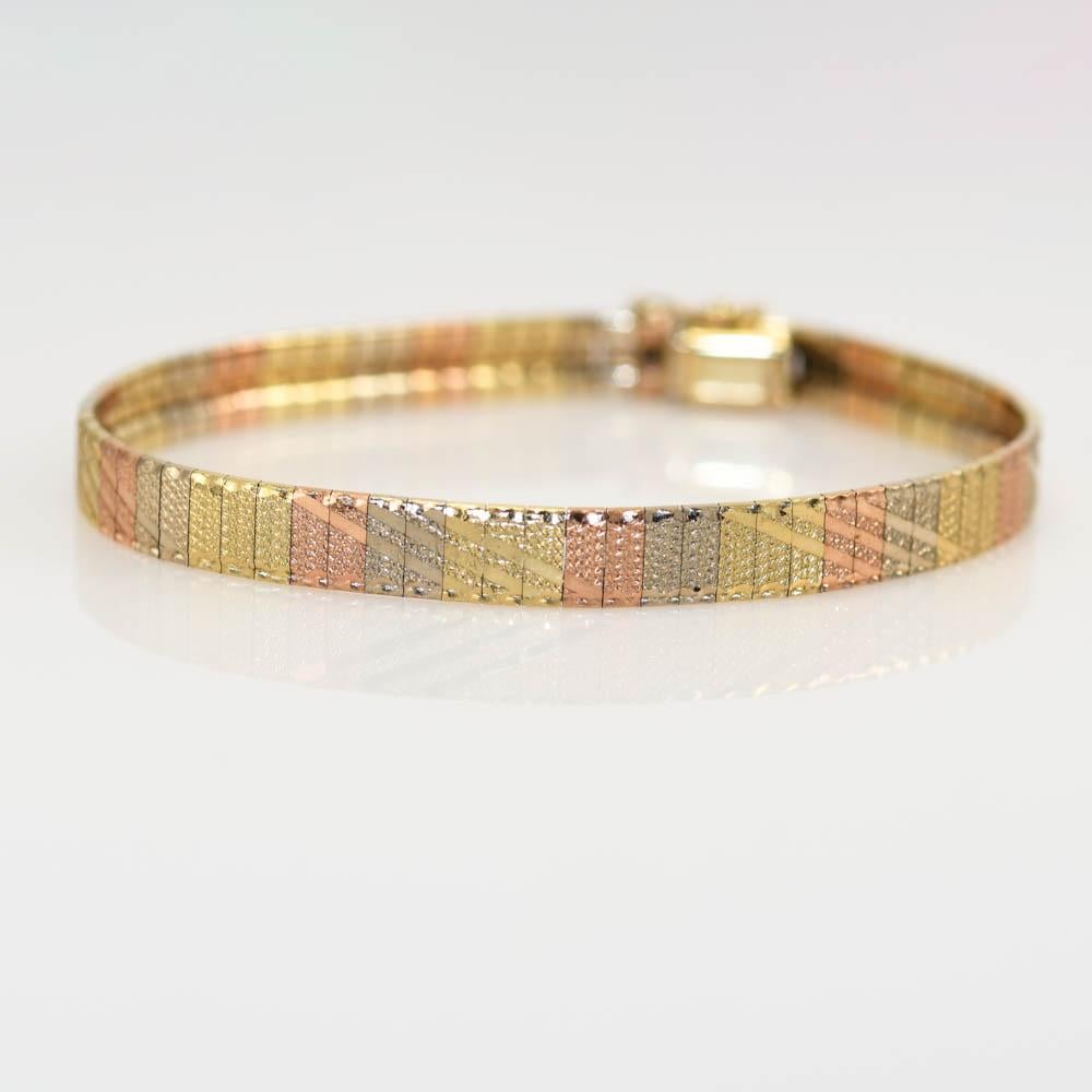 14k 3-Ton-Armband.
Gestempelt 14k Italien und wiegt 10,9 Gramm.
Weißgold, Gelbgold und Roségold.
Maße: 7 Zoll lang und 6 mm breit.
Sehr guter Zustand.
