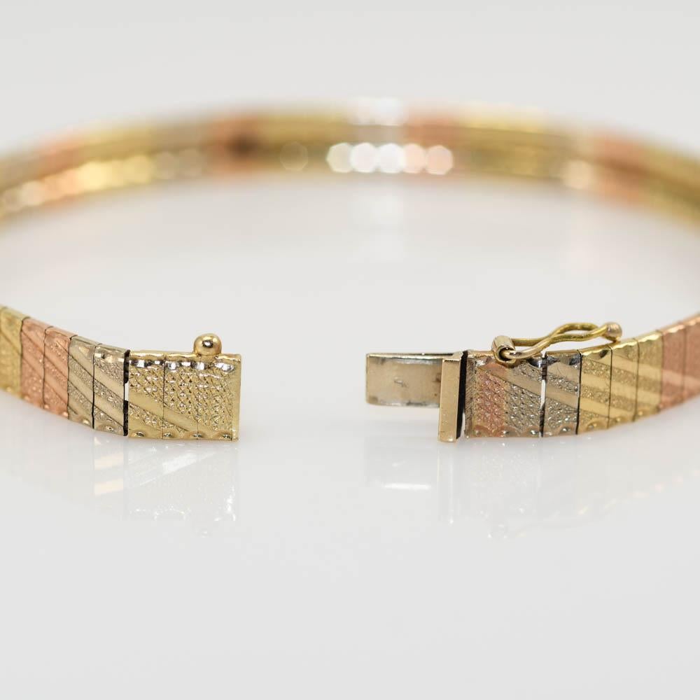 3-farbiges Armband aus 14 Karat Gelbgold, 10,9 g im Zustand „Hervorragend“ in Laguna Beach, CA