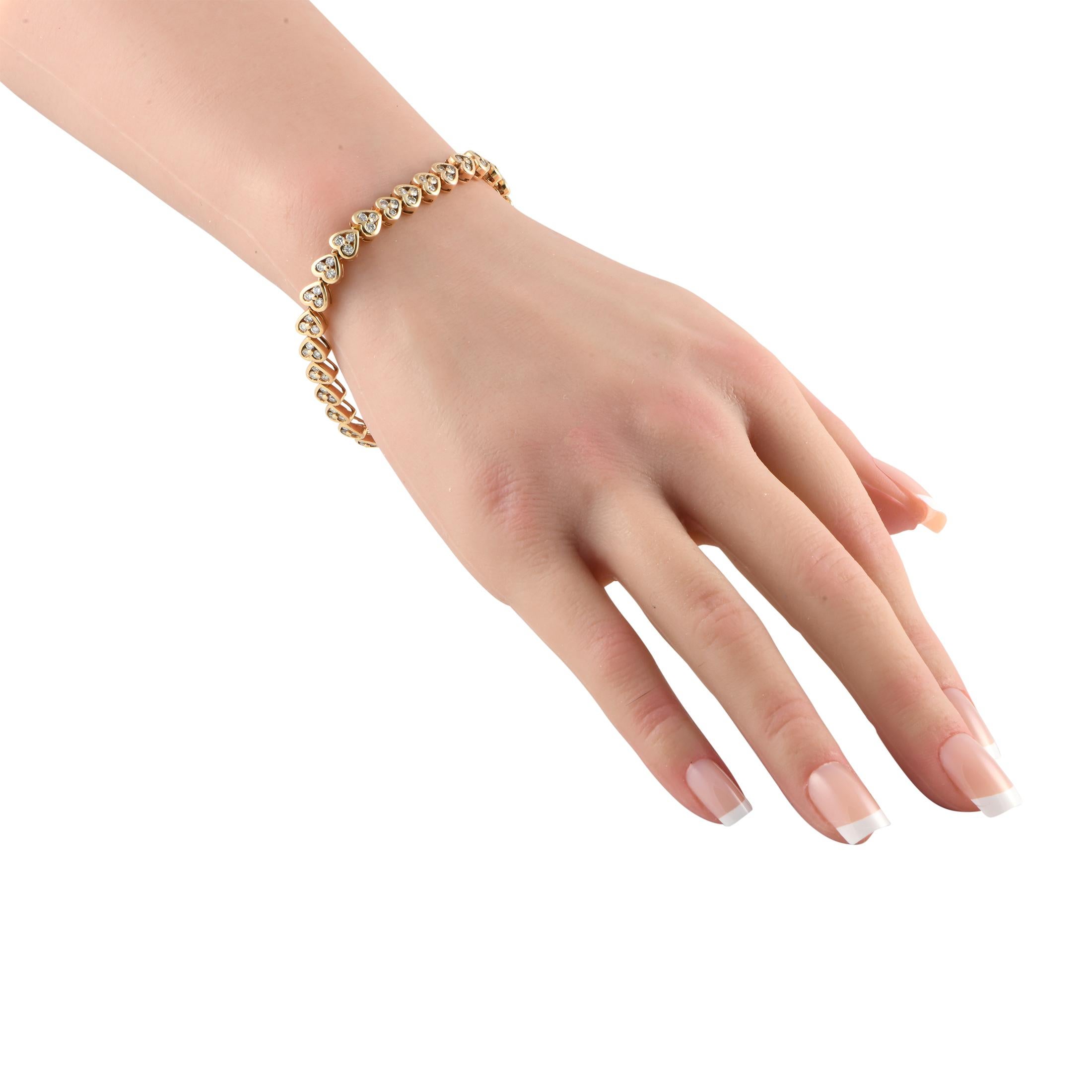 Indossa il tuo cuore sulla manica, o al polso, con questo dolce bracciale con 3,0 carati di diamanti. Presenta una linea continua di cuori con diamanti incastonati all'interno. Un gioiello come questo ha un aspetto distinto che può aggiungere un
