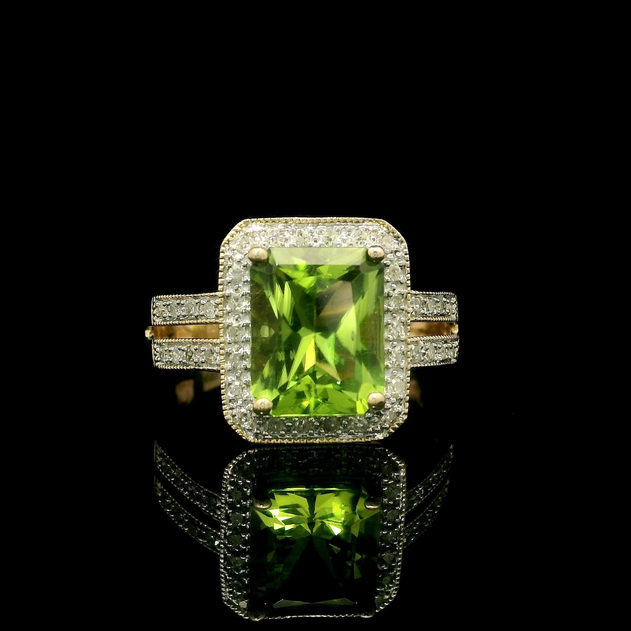 Bague classique contemporaine en or jaune 14k 3.20ctw Péridot rectangulaire et diamant en vente 5