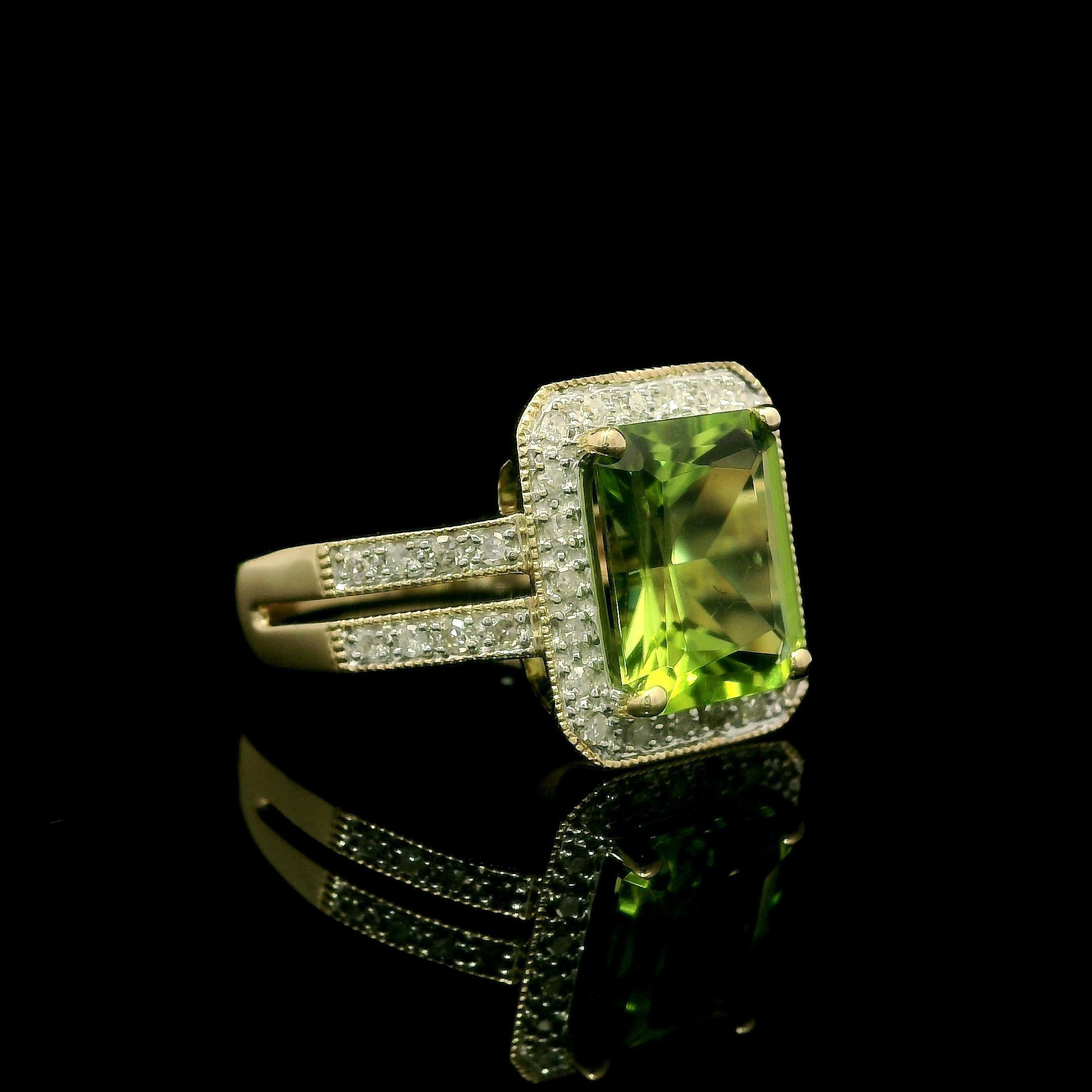Bague classique contemporaine en or jaune 14k 3.20ctw Péridot rectangulaire et diamant en vente 6