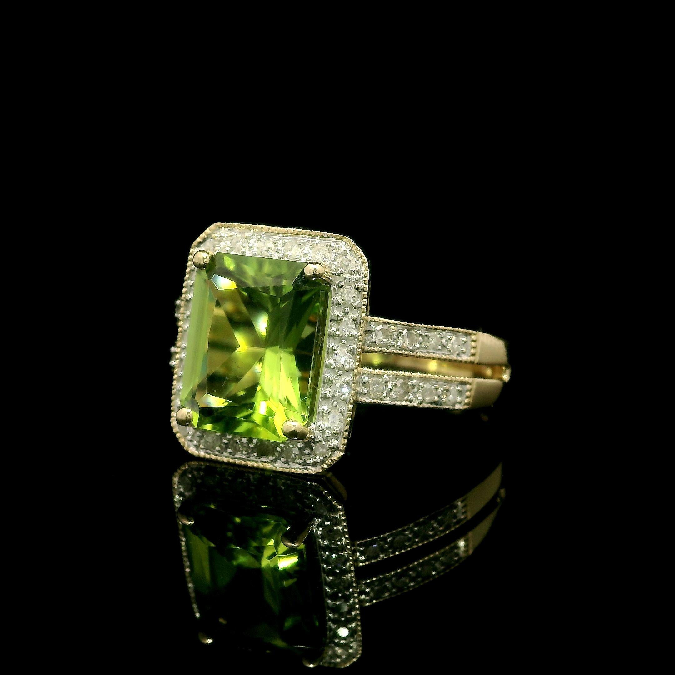 Bague classique contemporaine en or jaune 14k 3.20ctw Péridot rectangulaire et diamant en vente 7