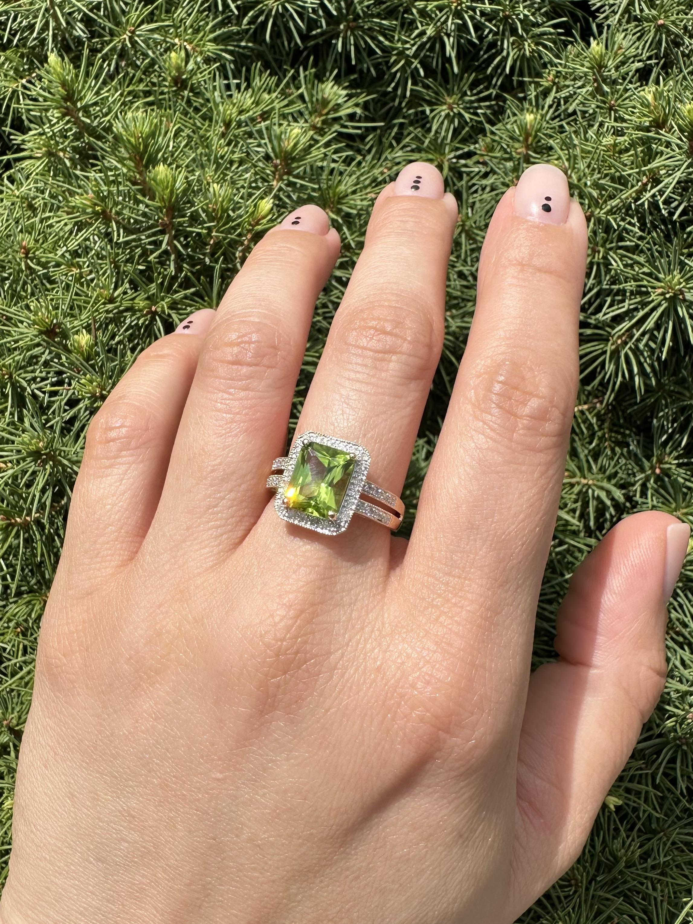 Bague classique contemporaine en or jaune 14k 3.20ctw Péridot rectangulaire et diamant en vente 8