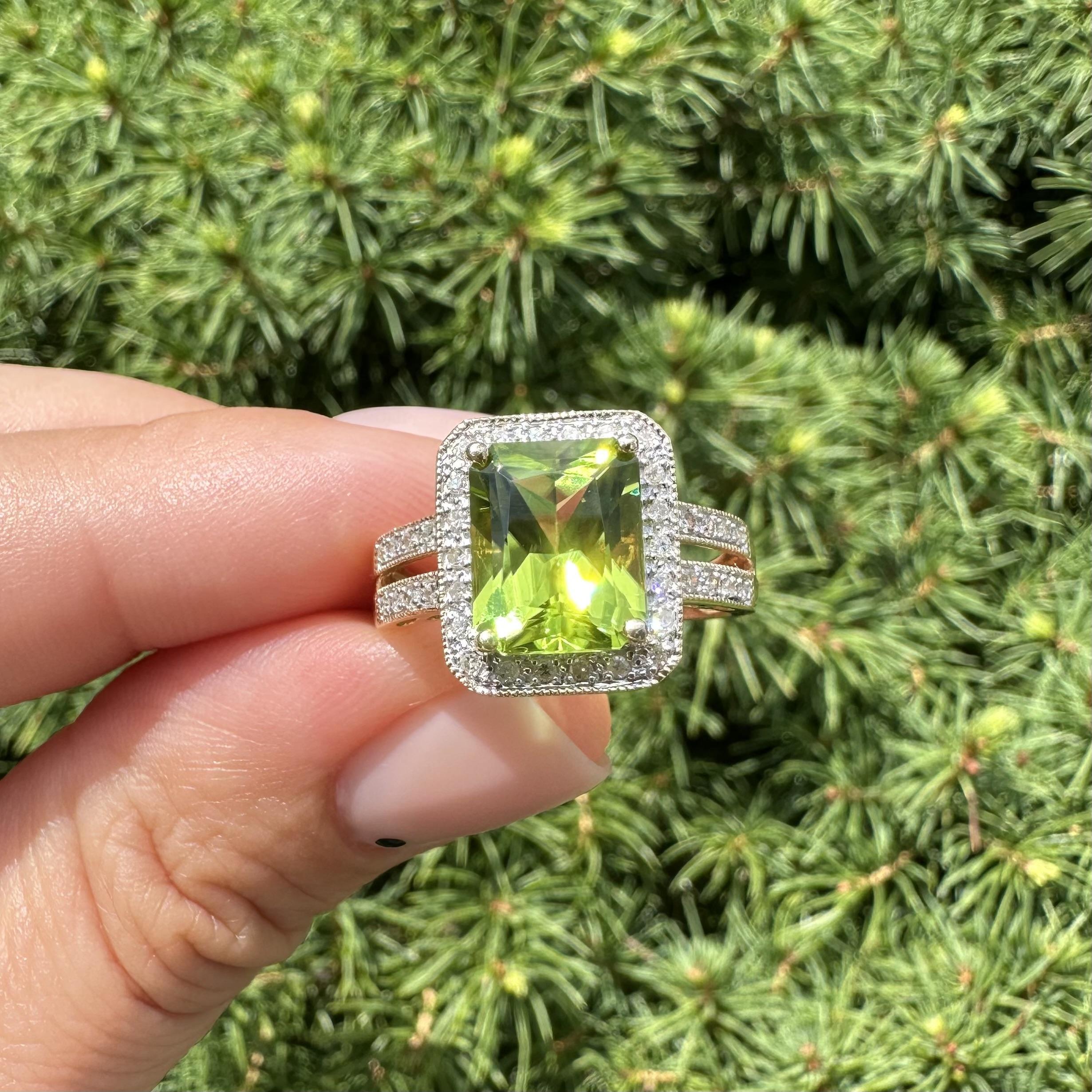 Bague classique contemporaine en or jaune 14k 3.20ctw Péridot rectangulaire et diamant en vente 9