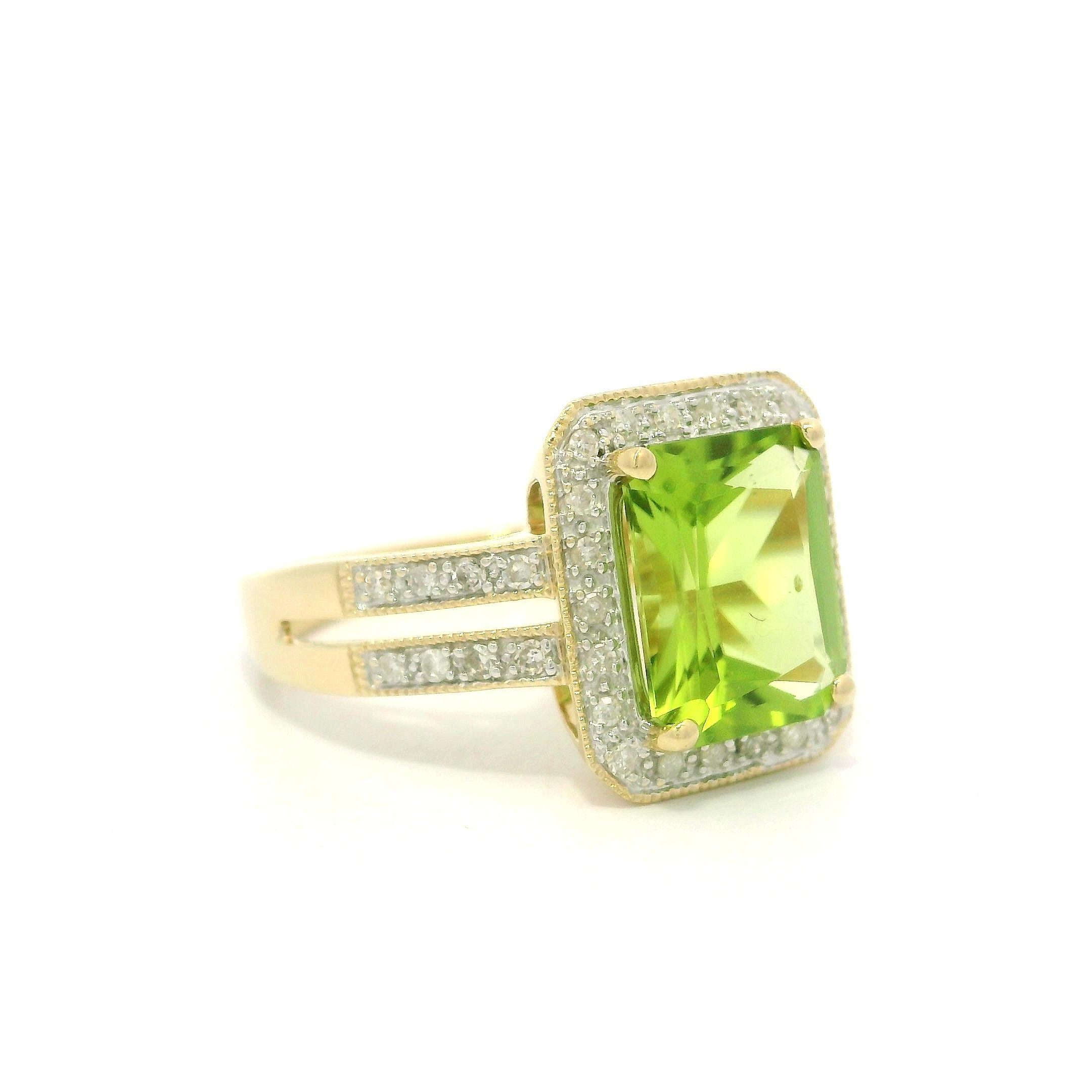 Bague classique contemporaine en or jaune 14k 3.20ctw Péridot rectangulaire et diamant en vente 11