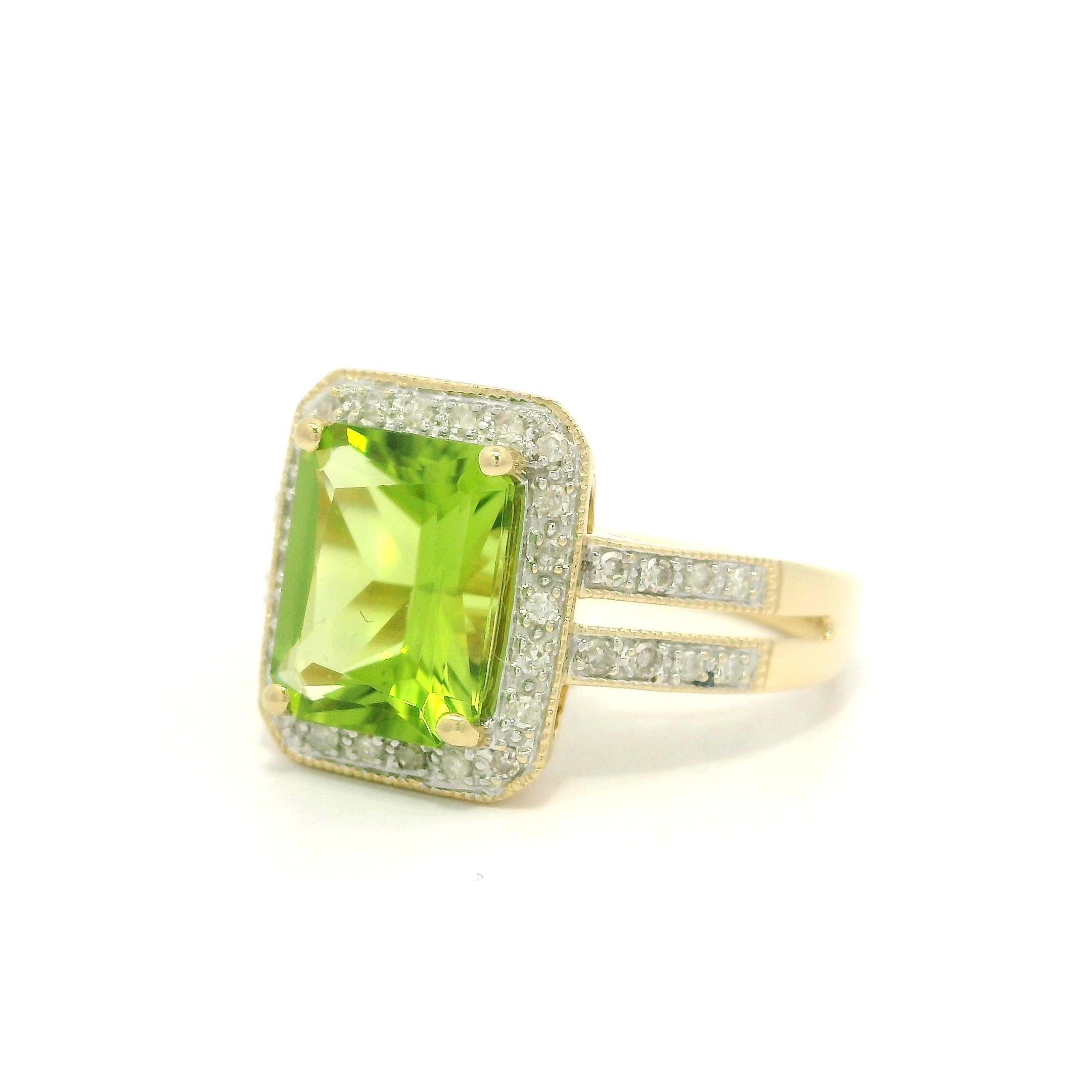 Bague classique contemporaine en or jaune 14k 3.20ctw Péridot rectangulaire et diamant en vente 12
