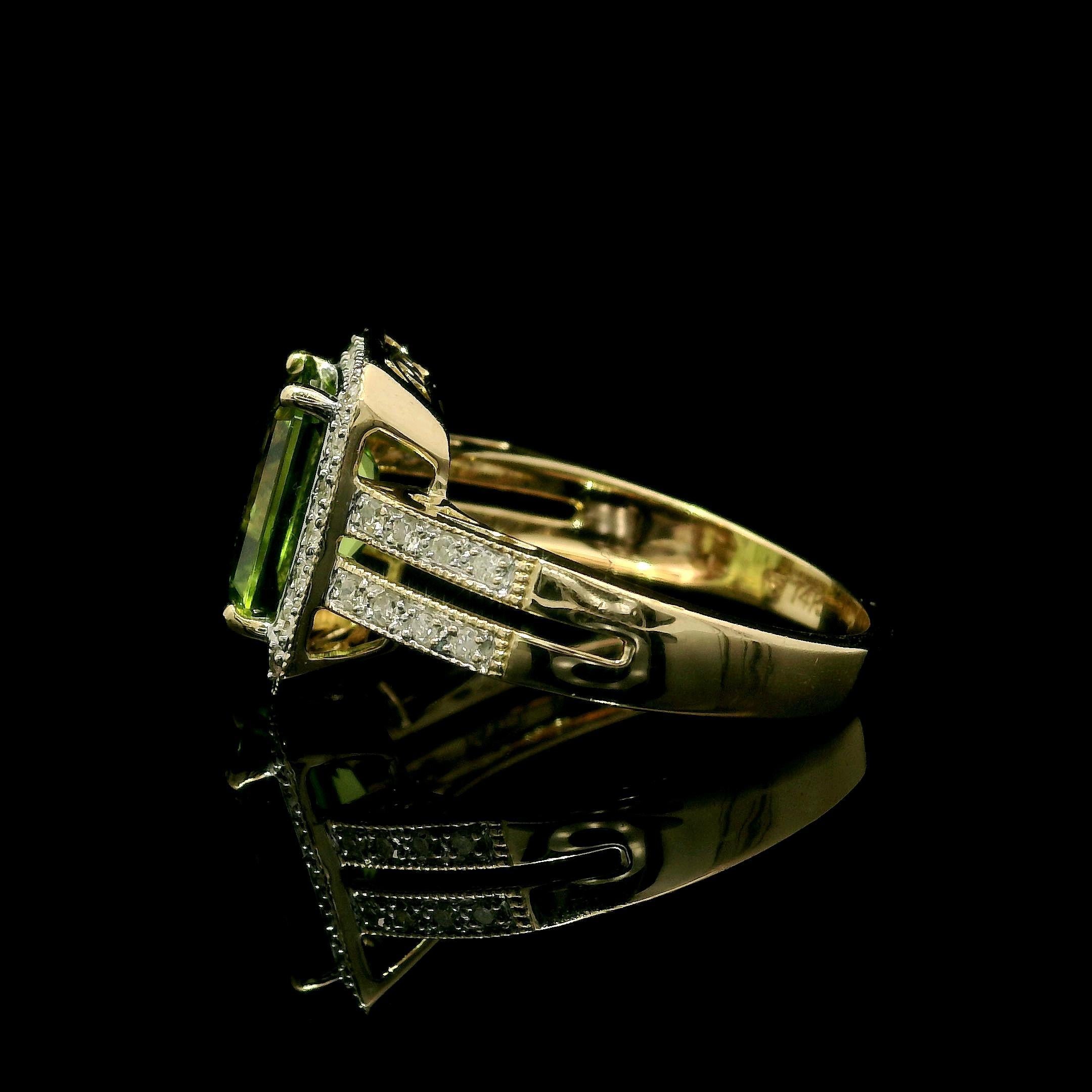 Taille brillant Bague classique contemporaine en or jaune 14k 3.20ctw Péridot rectangulaire et diamant en vente