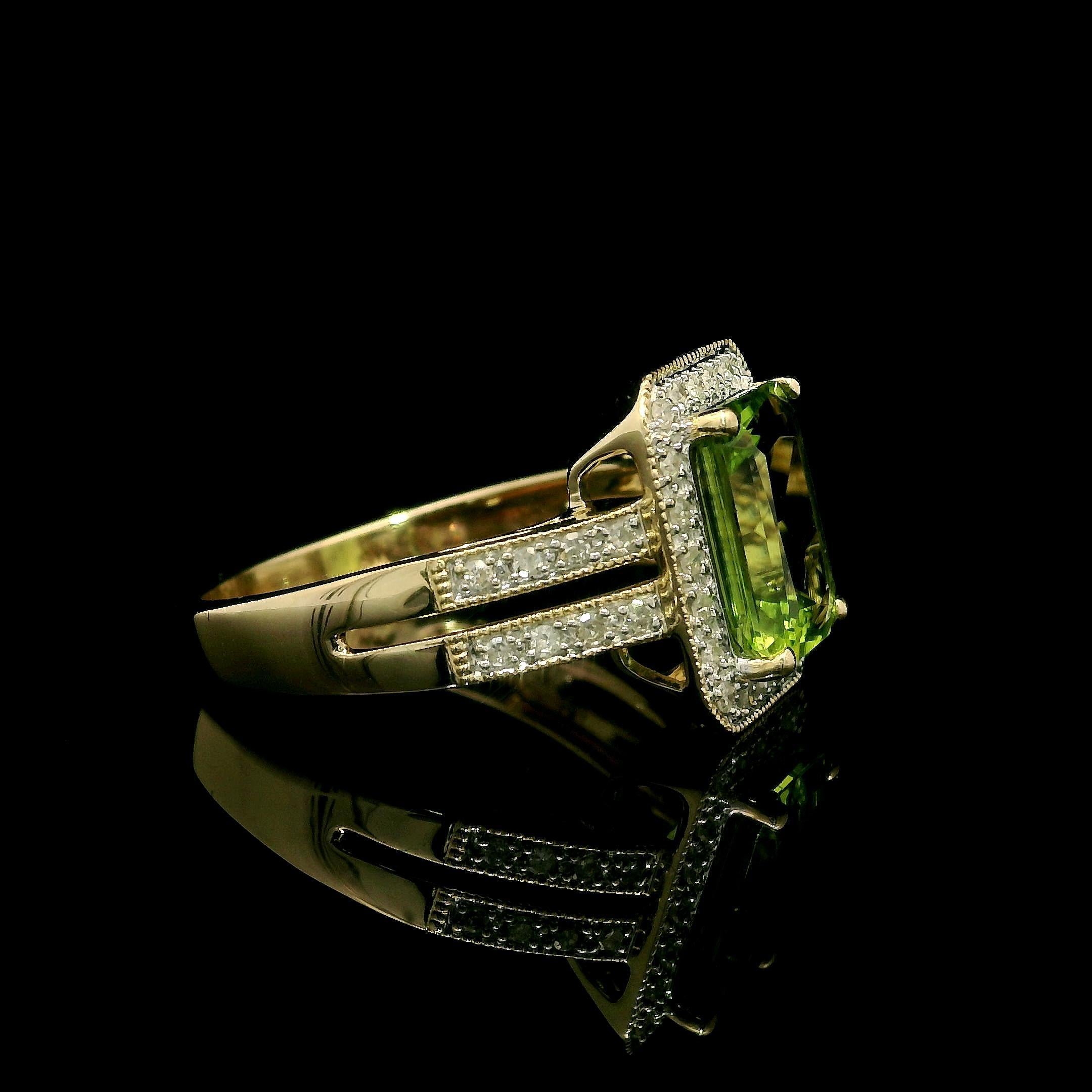 Bague classique contemporaine en or jaune 14k 3.20ctw Péridot rectangulaire et diamant Bon état - En vente à Montclair, NJ