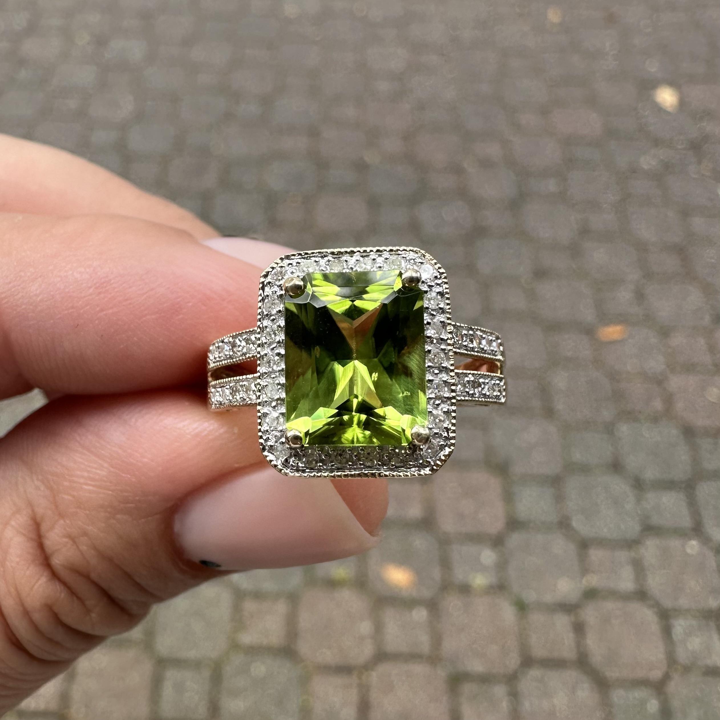 Bague classique contemporaine en or jaune 14k 3.20ctw Péridot rectangulaire et diamant Pour femmes en vente