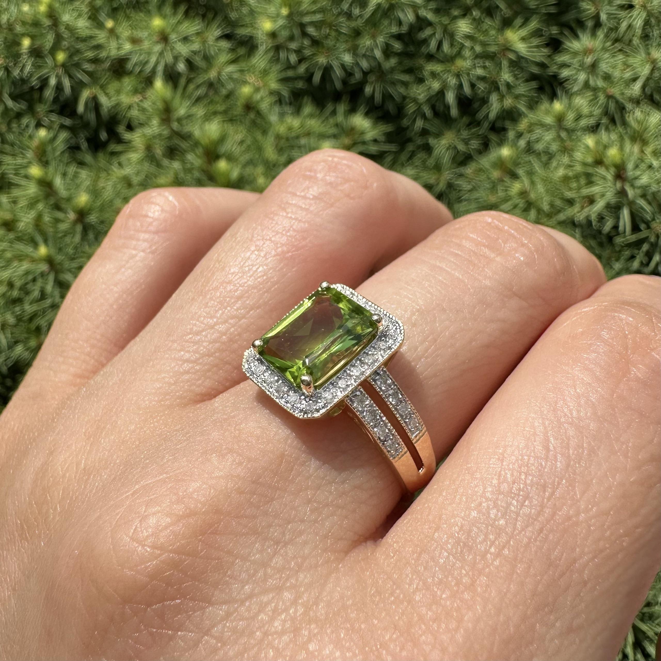 Bague classique contemporaine en or jaune 14k 3.20ctw Péridot rectangulaire et diamant en vente 1