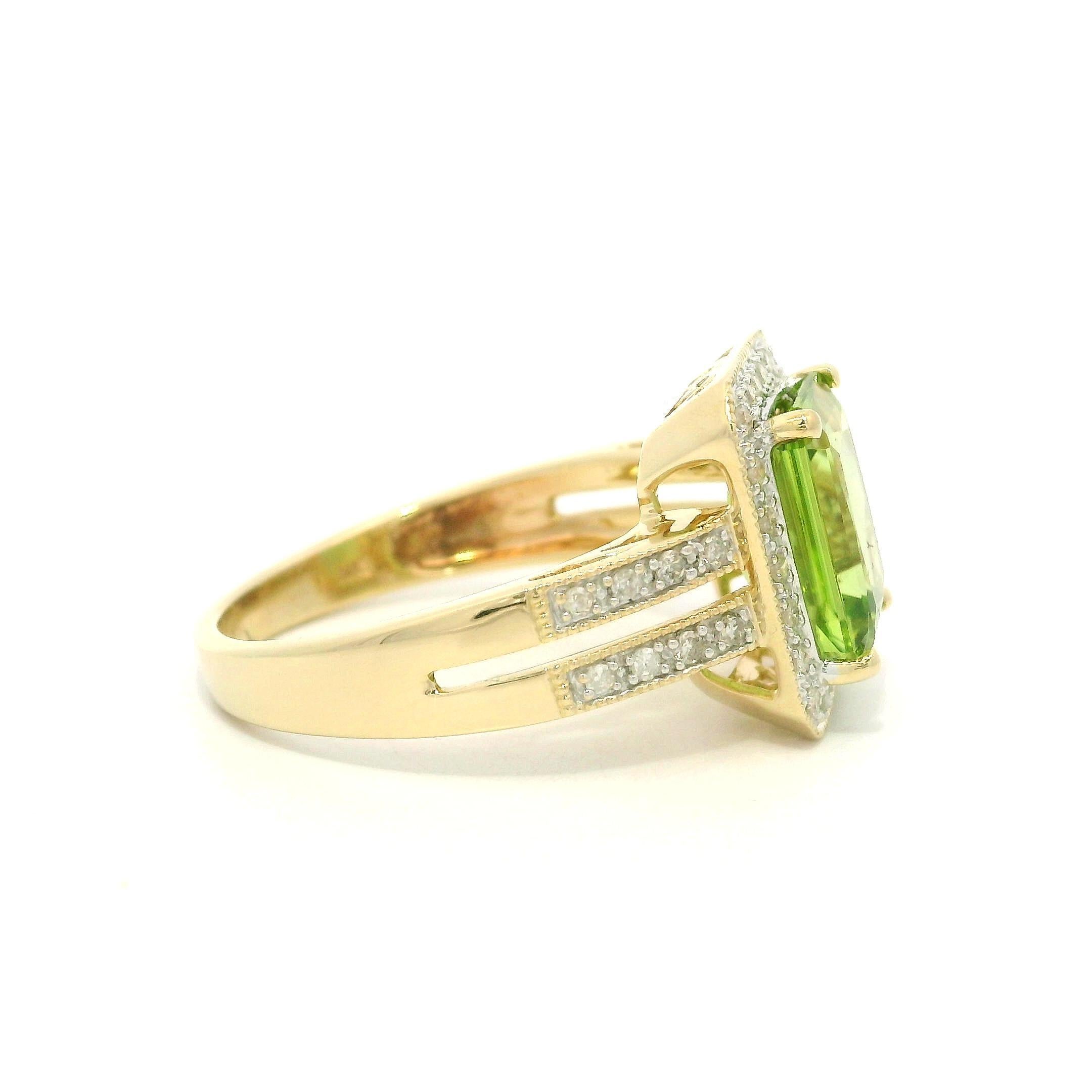 Bague classique contemporaine en or jaune 14k 3.20ctw Péridot rectangulaire et diamant en vente 2