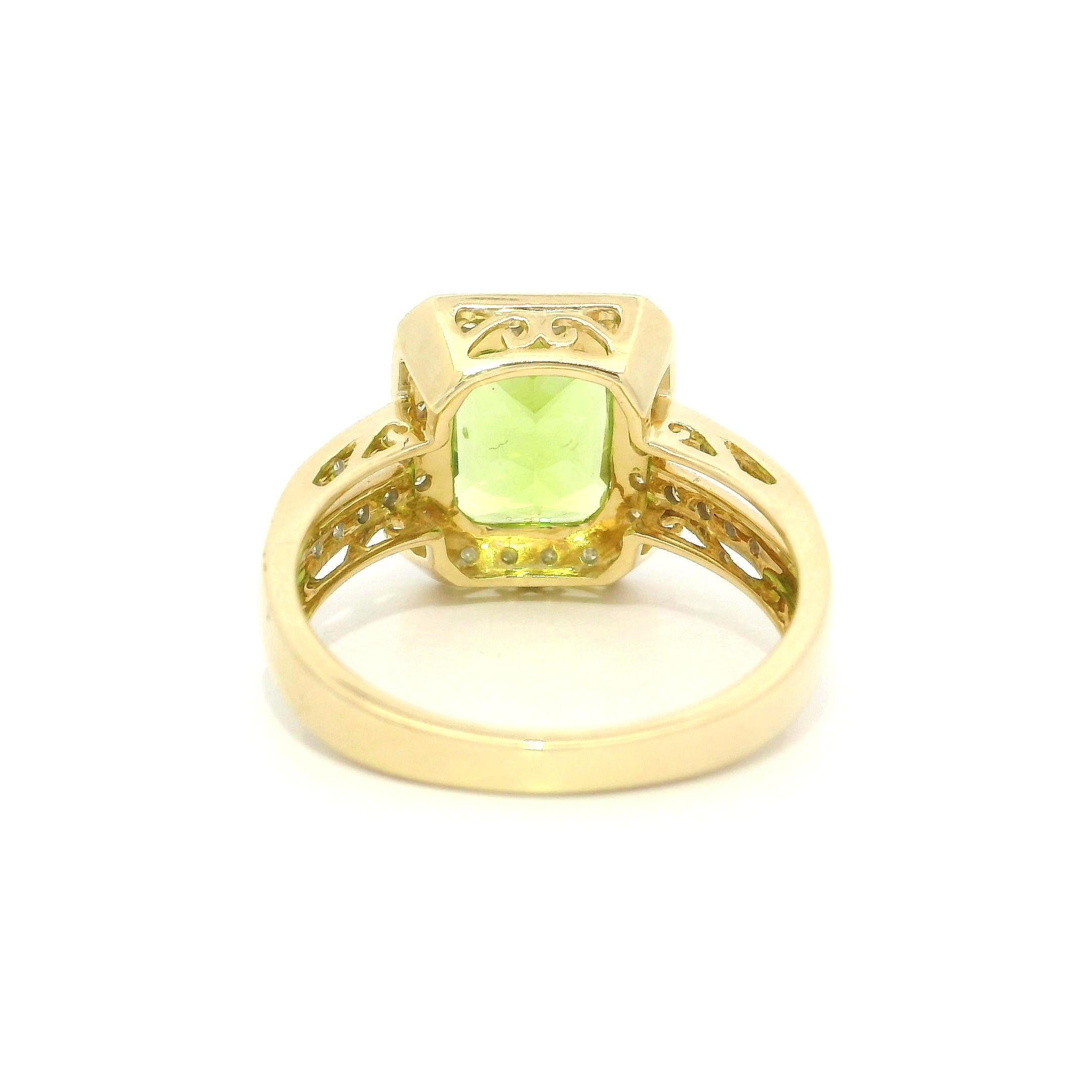 Bague classique contemporaine en or jaune 14k 3.20ctw Péridot rectangulaire et diamant en vente 3