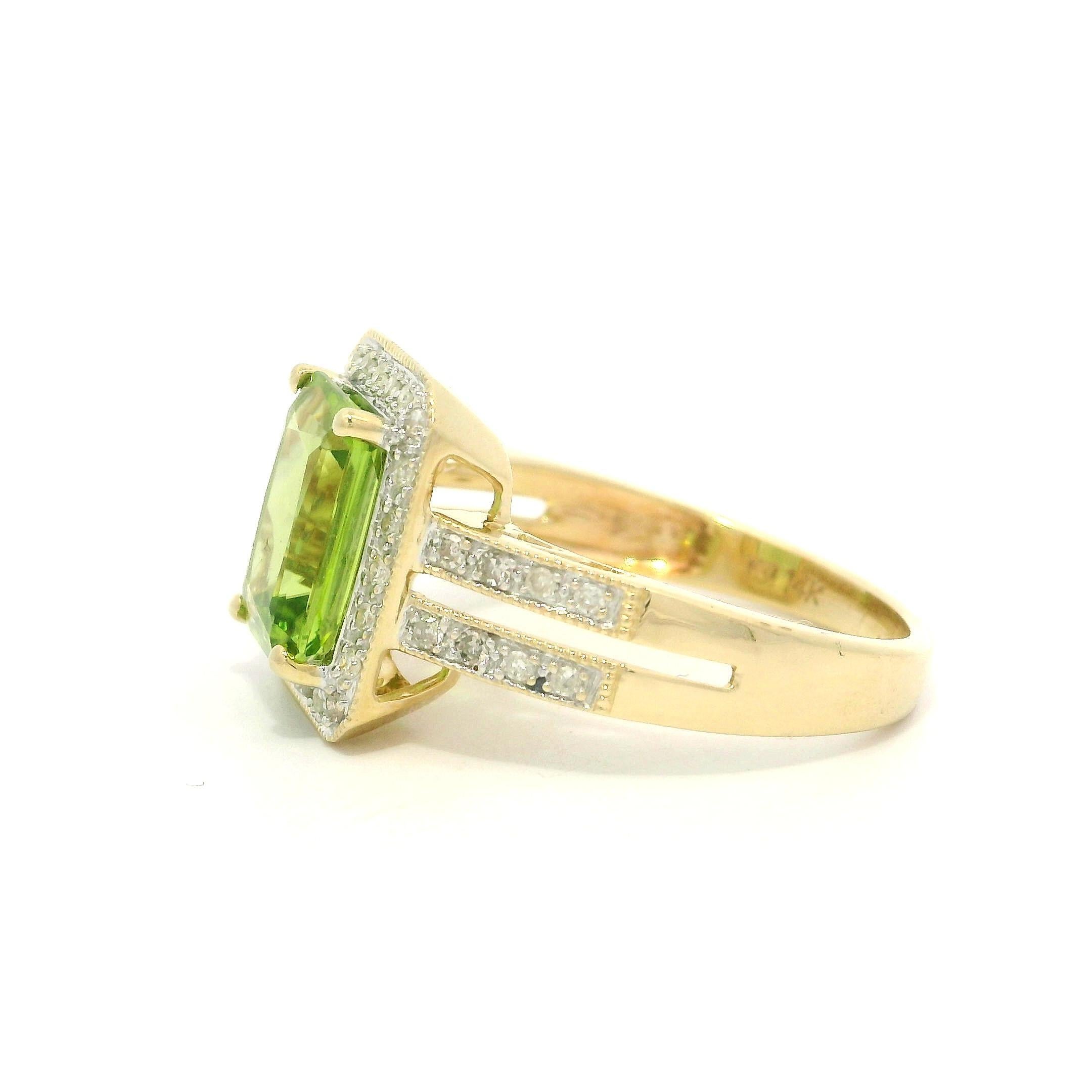 Bague classique contemporaine en or jaune 14k 3.20ctw Péridot rectangulaire et diamant en vente 4