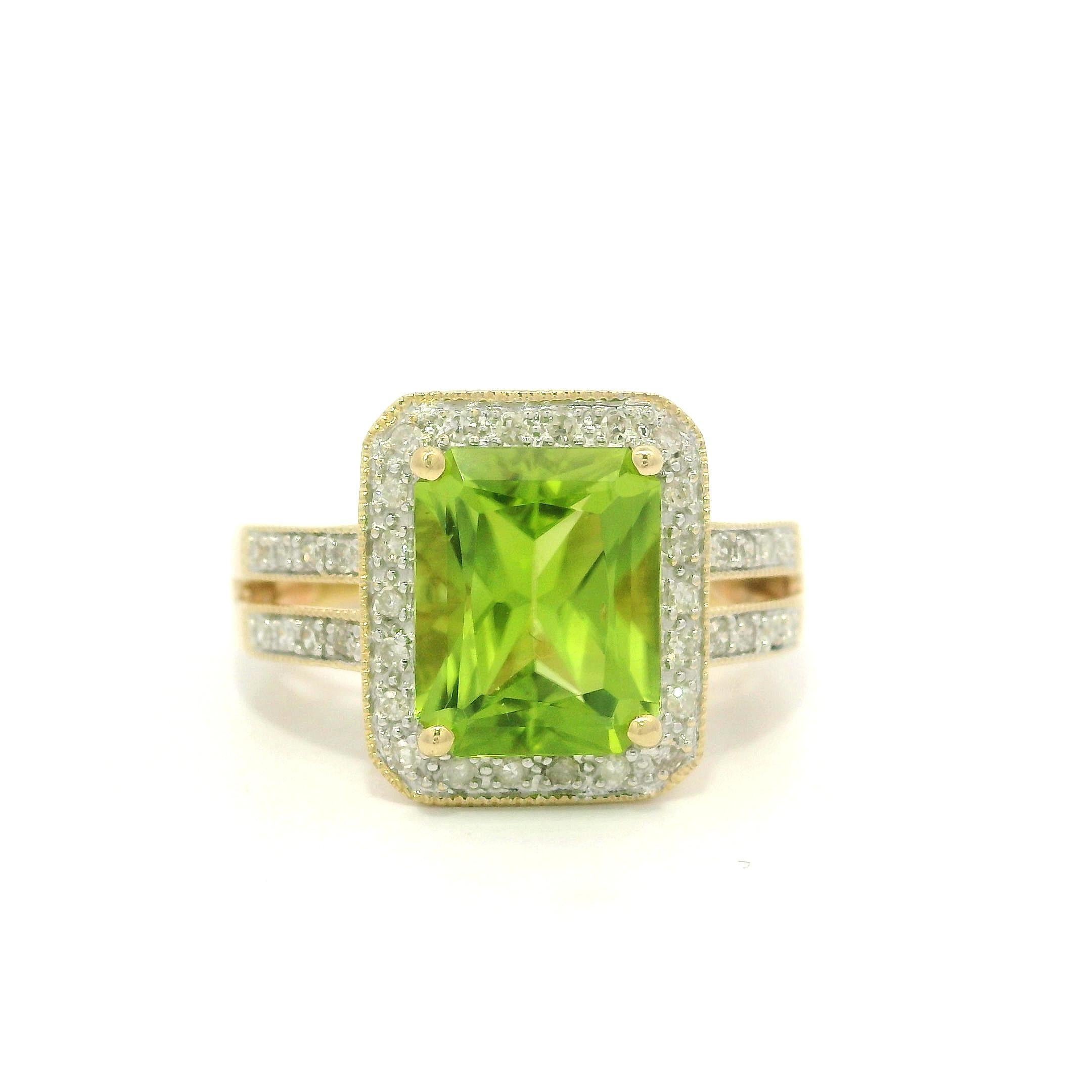 Bague classique contemporaine en or jaune 14k 3.20ctw Péridot rectangulaire et diamant en vente