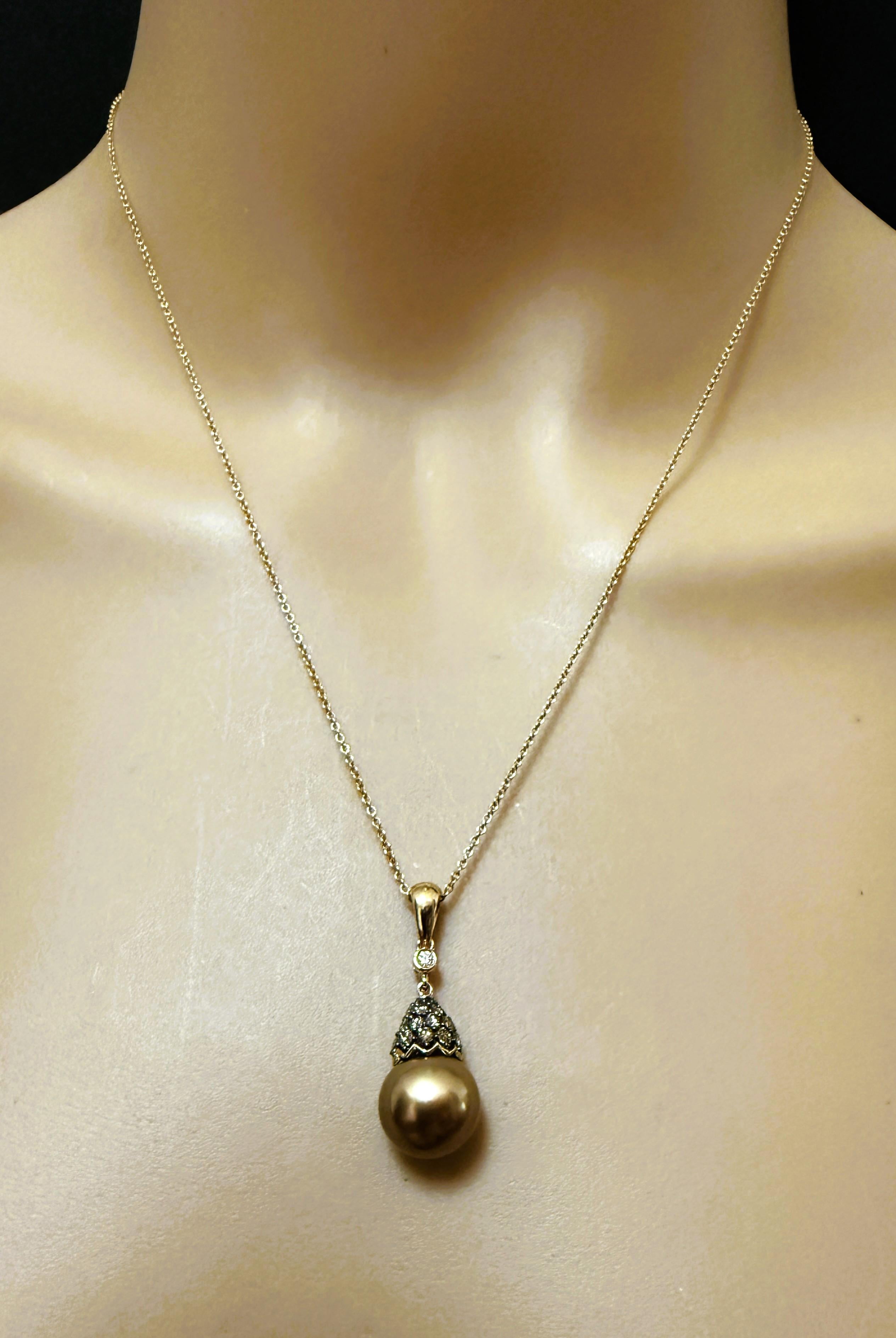 Taille brillant Collier LeVian en or jaune 14K avec perles de chocolat et diamants de 0,33 carat en vente