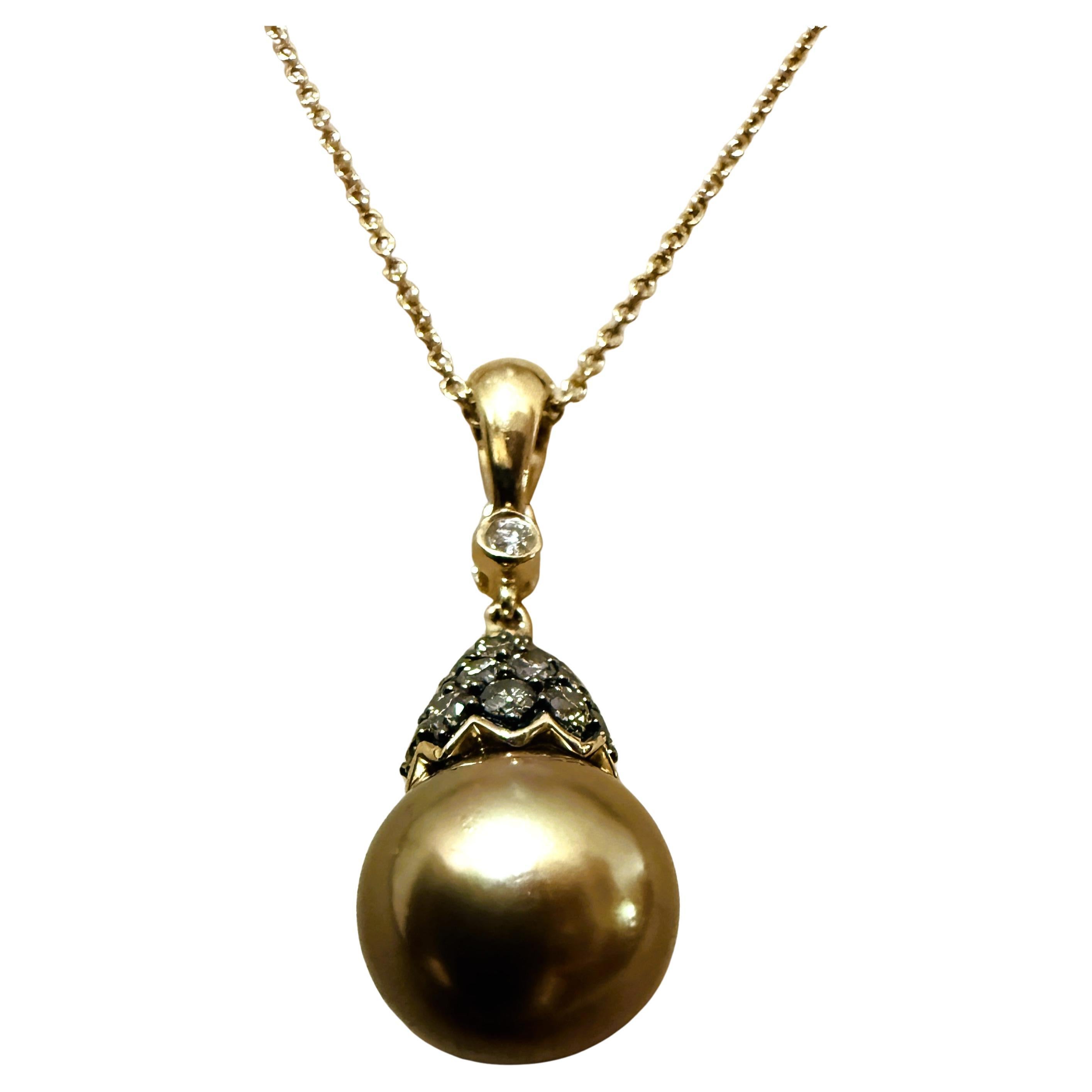 Quel magnifique collier !  Il a été fabriqué par LeVian qui est réputé pour sa qualité et ses diamants en chocolat.  Le pendentif est orné de diamants chocolat de 0,33 carat de taille brillante et d'un diamant blanc de 0,02 carat de taille