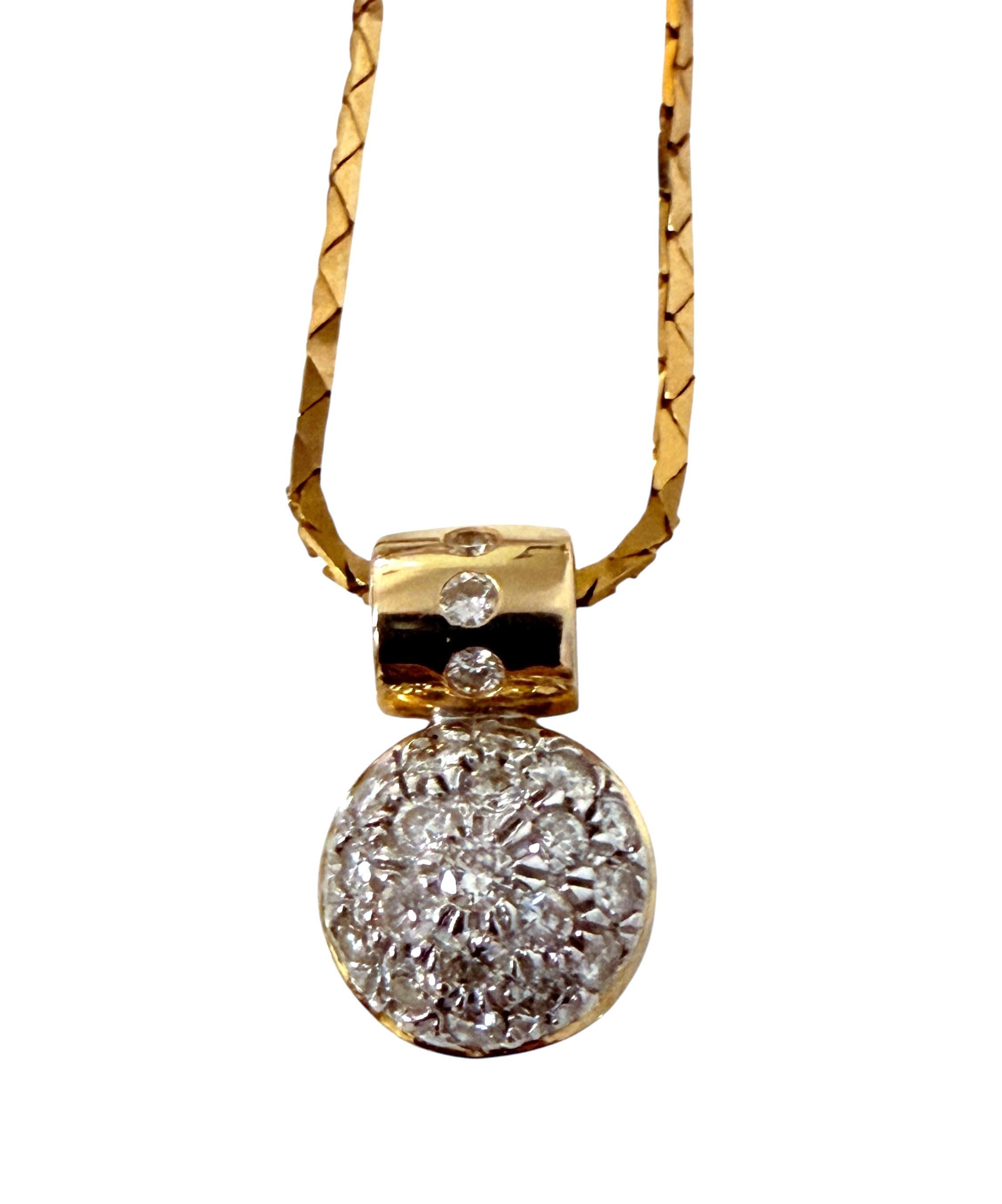 Collana con ciondolo a forma di disco incrostato di diamanti in oro giallo 14K da 0,35 carati in vendita 4