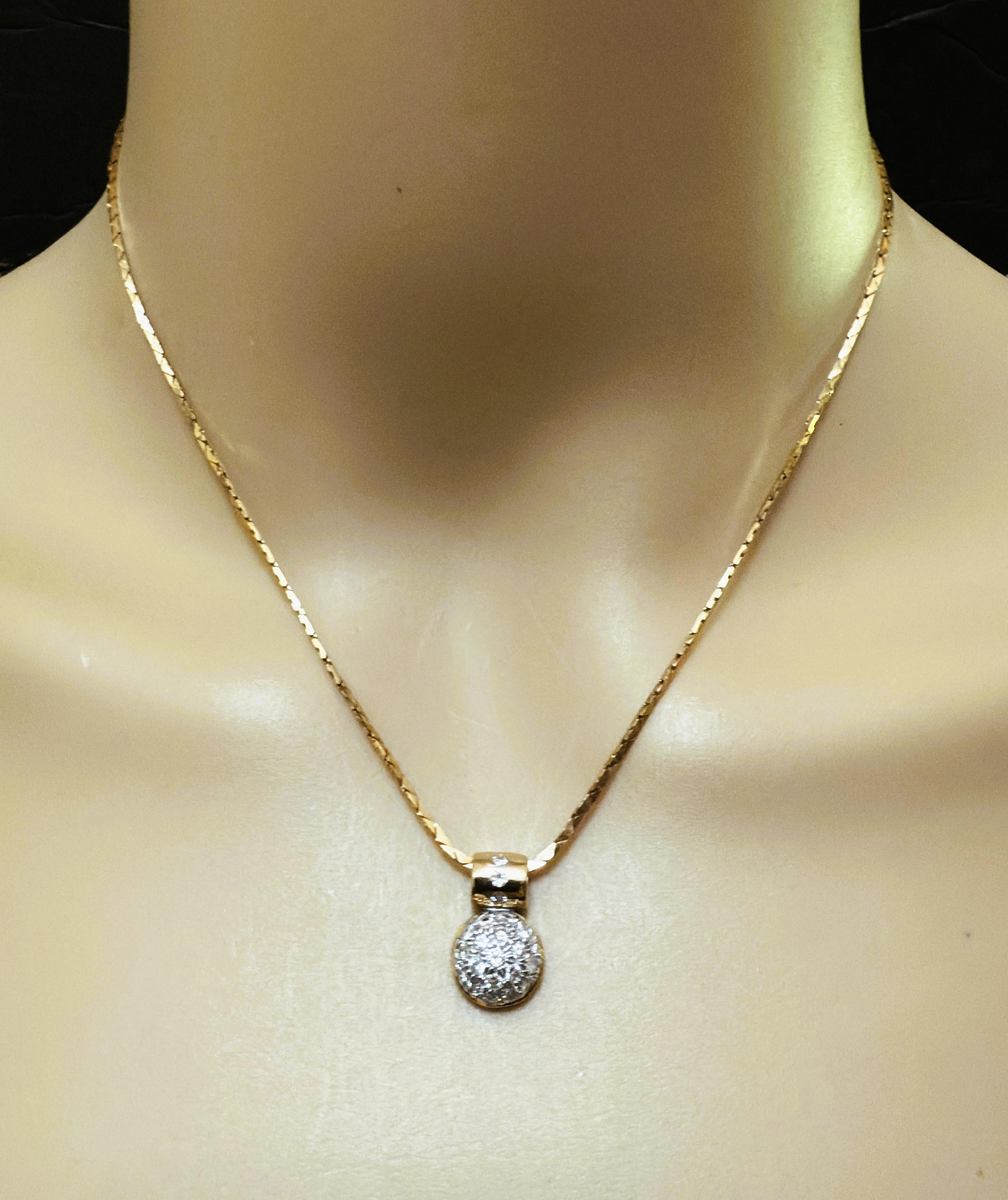 Questo ciondolo è davvero bellissimo.  Ha 4 diamanti taglio brillante da 1,5 mm sulla cava e 19 diamanti taglio brillante da 1,5 mm sul pendente a cupola.  In tutto, il totale è di 0,35 carati. Il ciondolo reca il timbro 