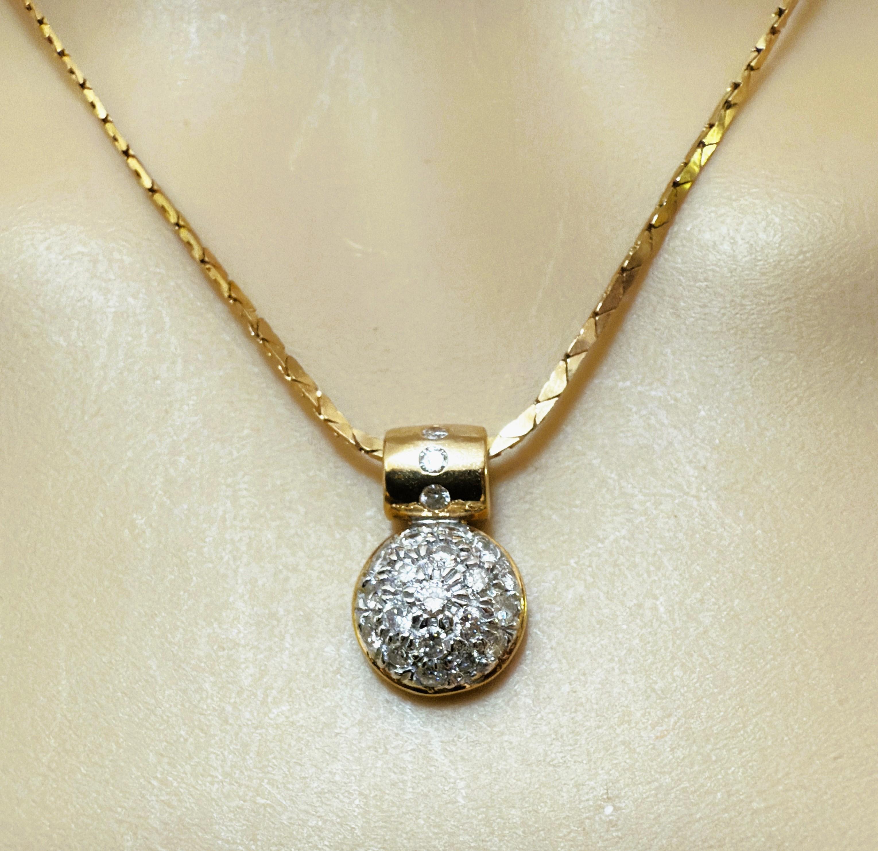 Art Déco Collana con ciondolo a forma di disco incrostato di diamanti in oro giallo 14K da 0,35 carati in vendita