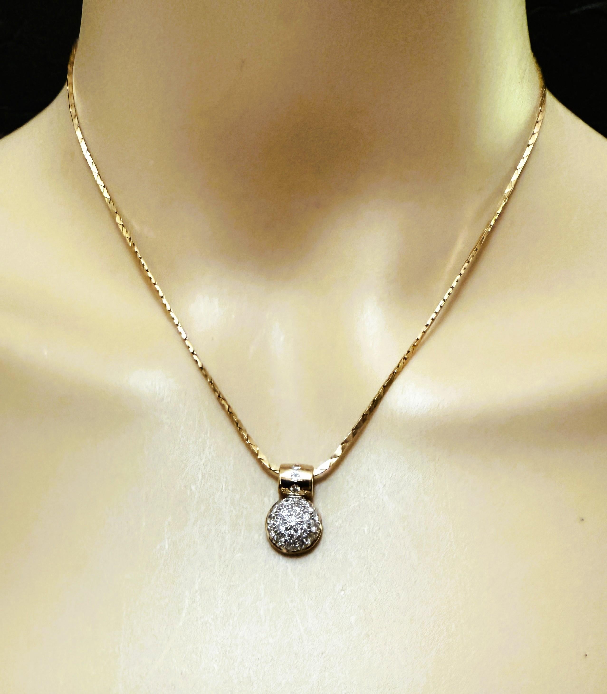 Taglio brillante Collana con ciondolo a forma di disco incrostato di diamanti in oro giallo 14K da 0,35 carati in vendita
