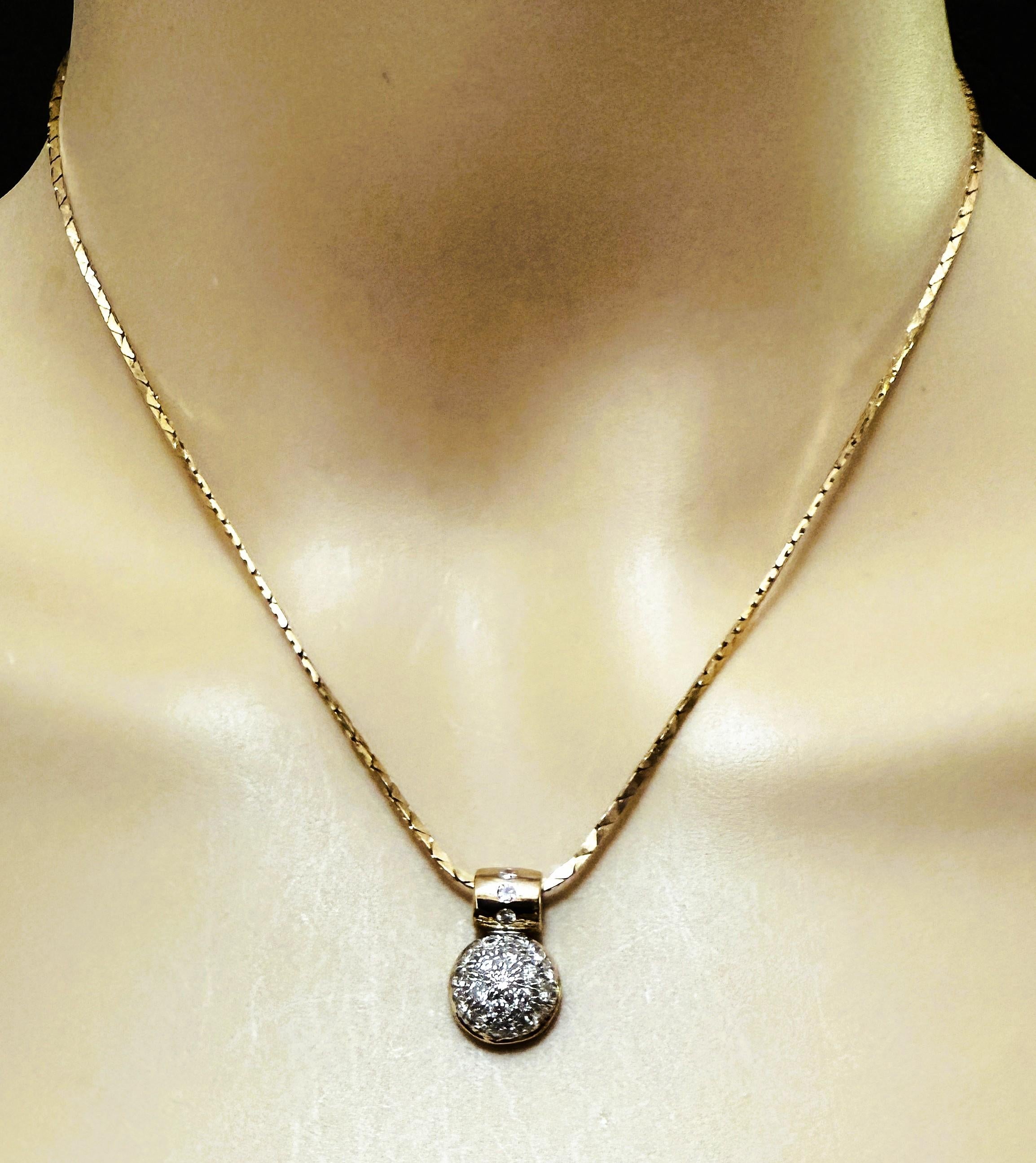 Collana con ciondolo a forma di disco incrostato di diamanti in oro giallo 14K da 0,35 carati In condizioni Nuovo in vendita a Eagan, MN