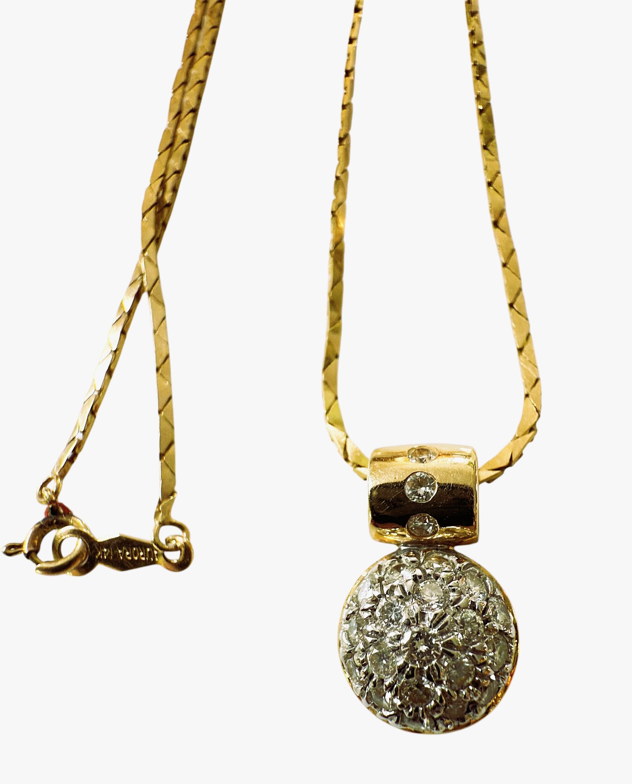 Donna Collana con ciondolo a forma di disco incrostato di diamanti in oro giallo 14K da 0,35 carati in vendita