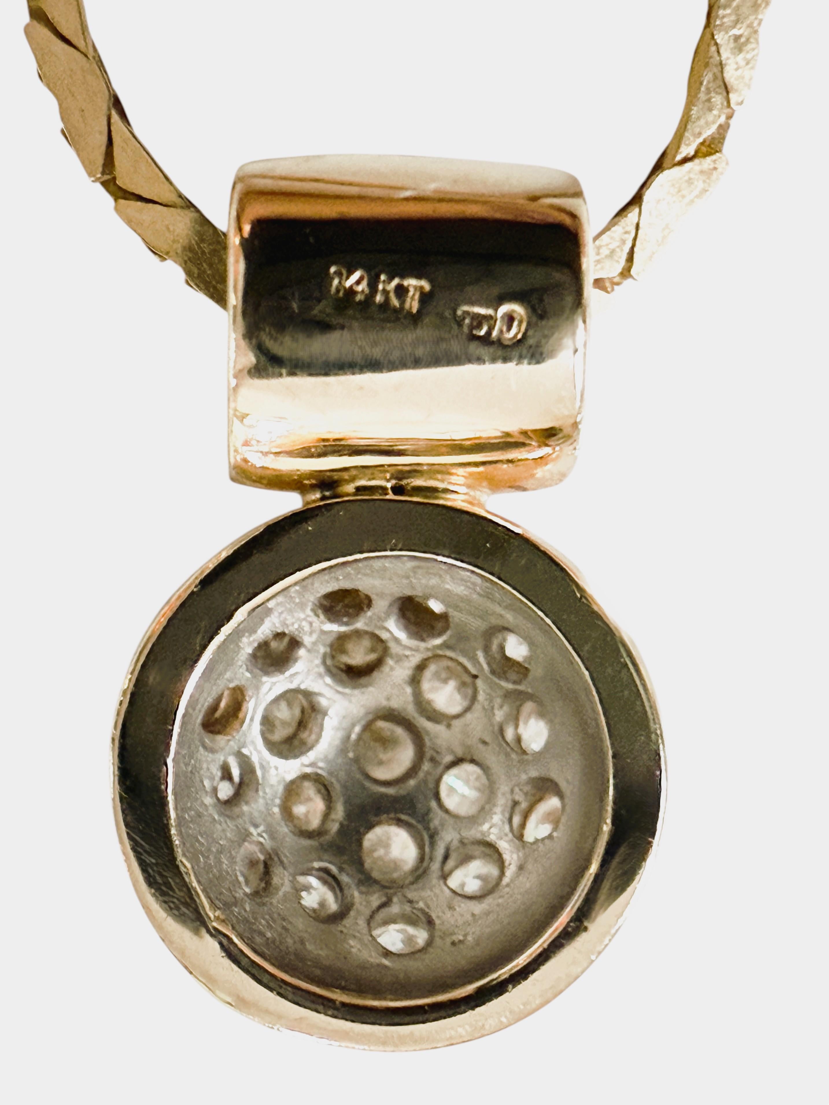 Collana con ciondolo a forma di disco incrostato di diamanti in oro giallo 14K da 0,35 carati in vendita 3