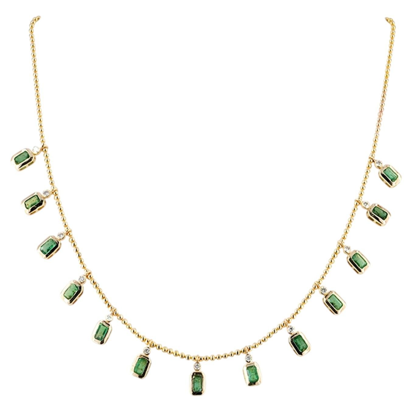 Collar de oro amarillo de 14 quilates con esmeralda natural de 3,54 quilates y bisel de diamantes en forma de fleco