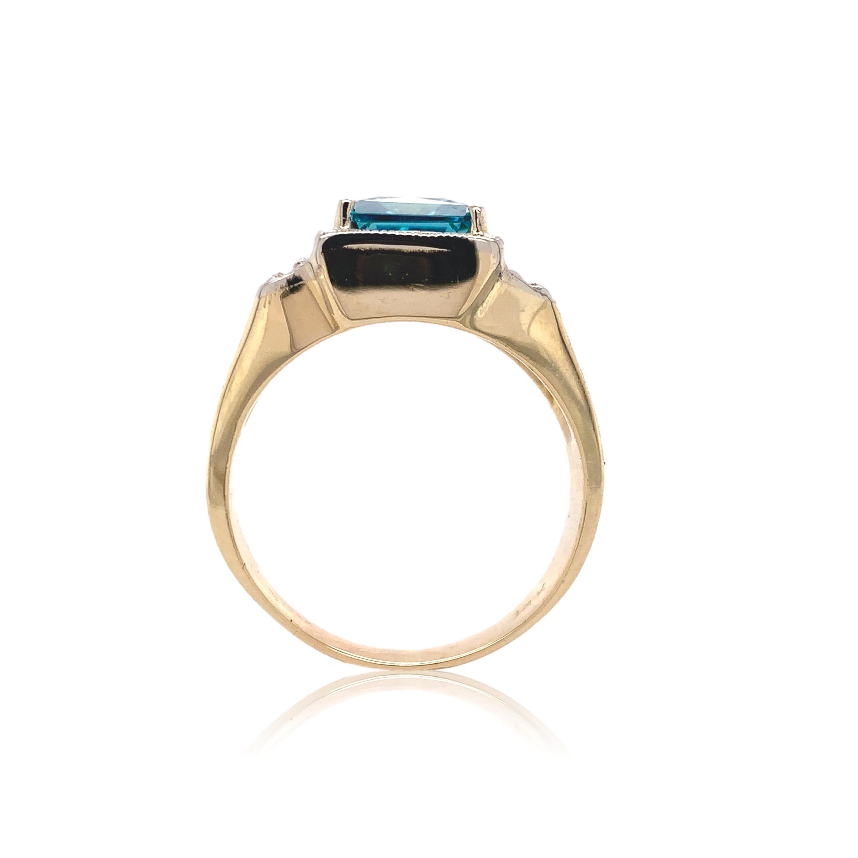 Herrenring aus 14 Karat Gelbgold mit einer Spitze aus Weißgold und einem blauen Zirkon mit quadratischem Brillantschliff, der in der Erde abgebaut wurde. Der blaue Zirkon hat eine leuchtend grünlich-blaue Farbe. Er ist etwa 8 mm groß und wiegt 3,55