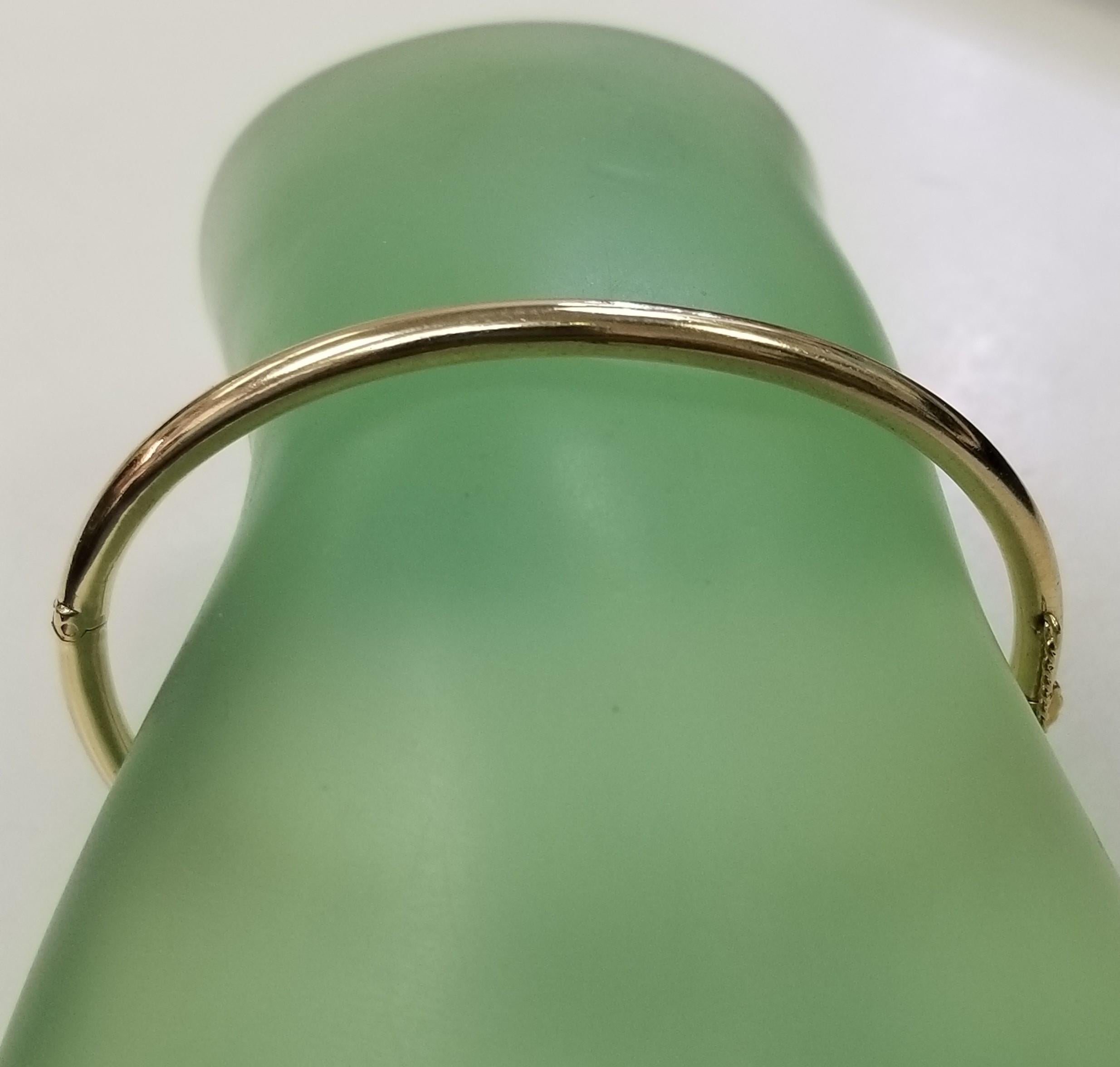 14k Yellow Gold  3.5mm Hollow Bangle Bracelet  with Safety Chain In Excellent Condition In Los Angeles, CA