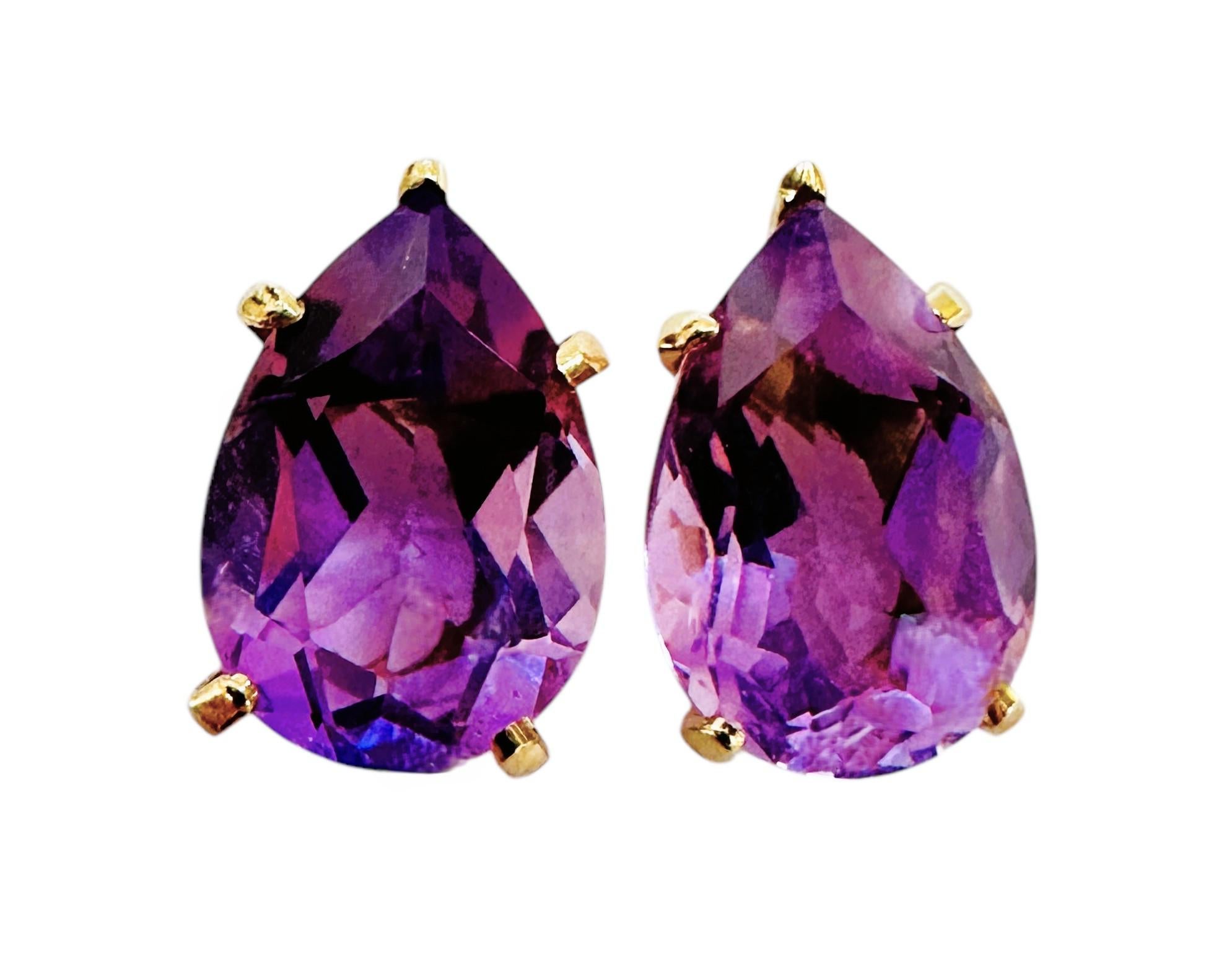 Dies ist einfach eine wunderschöne Farbe des Amethysts.  Es ist ein violettes Purpur.  Sehr selten.  Sie sind im Birnenschliff und haben jeweils 1,8 Karat, insgesamt also 3,6 Karat.  Die Steine messen jeweils 10 x 7 mm.  Sie sind in einer Fassung