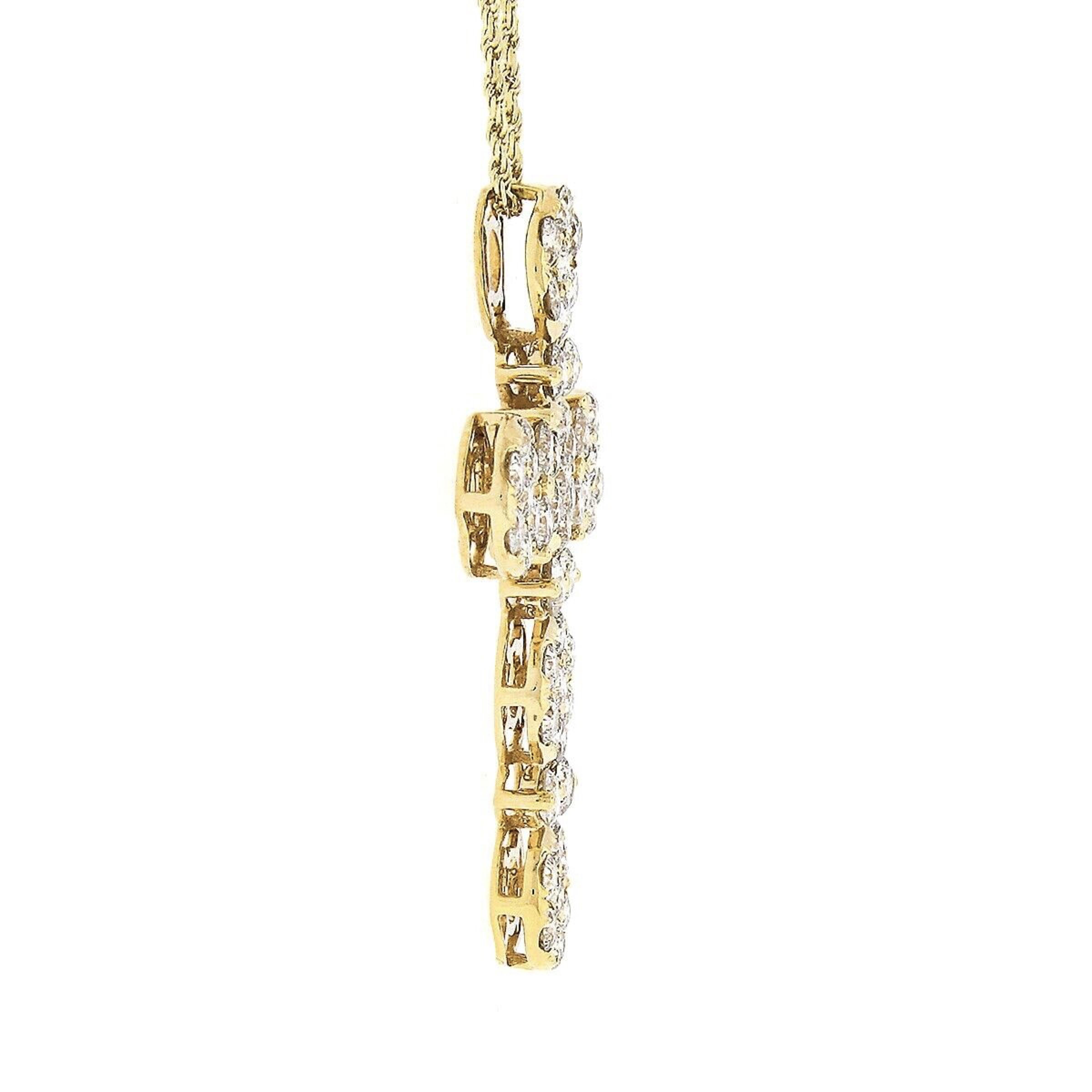 14 Karat Gelbgold 3,75 Karat runder Brillant Diamant Cluster Kreuz Anhänger & Kette im Zustand „Hervorragend“ in Montclair, NJ