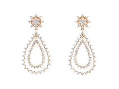 Pendientes tipo candelabro de oro amarillo de 14 quilates con diamantes naturales redondos de 3,99 quilates y forma de pera