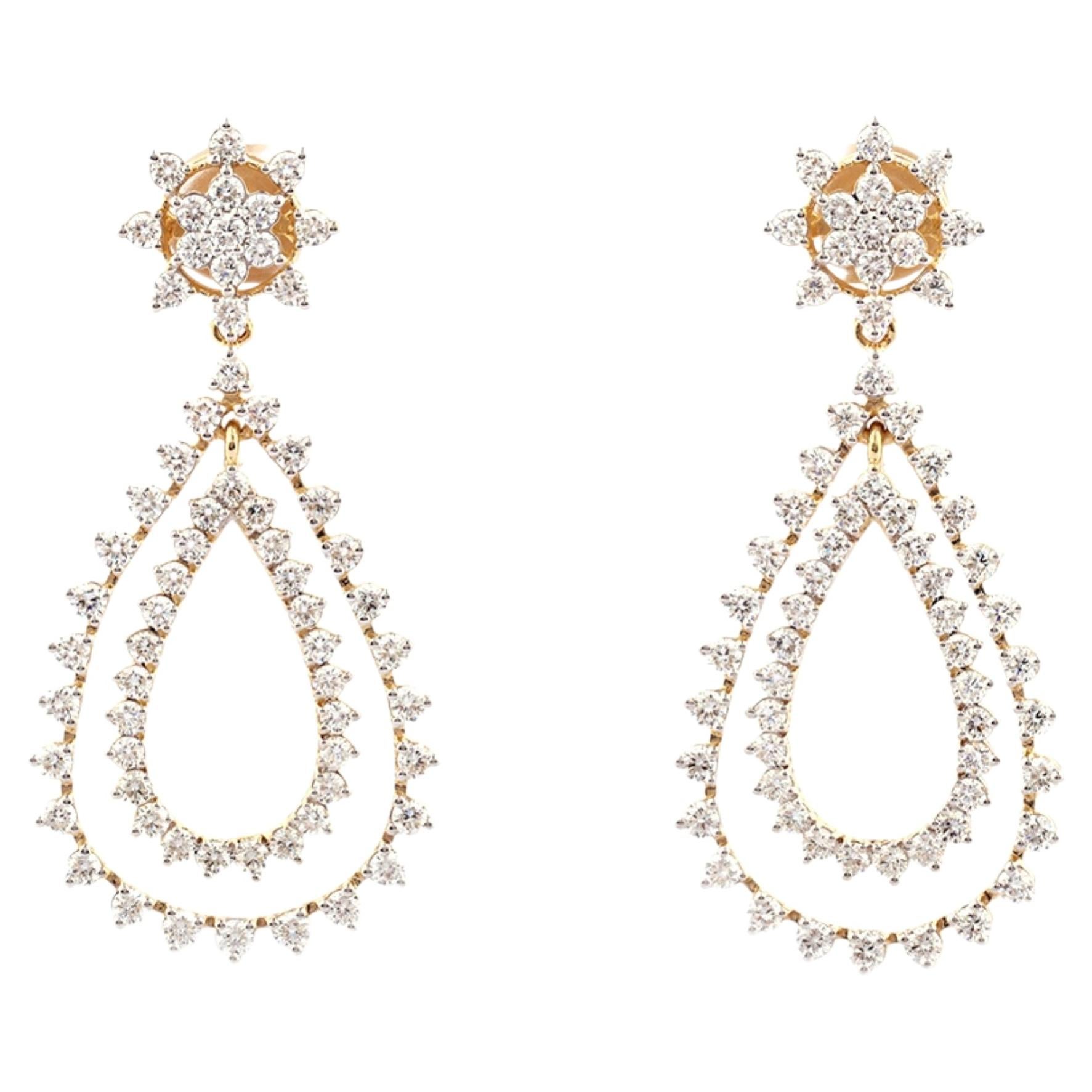 Pendientes tipo candelabro de oro amarillo de 14 quilates con diamantes naturales redondos de 3,99 quilates y forma de pera